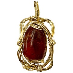 Grand pendentif en or jaune 14 carats avec échantillon d'ambre naturel