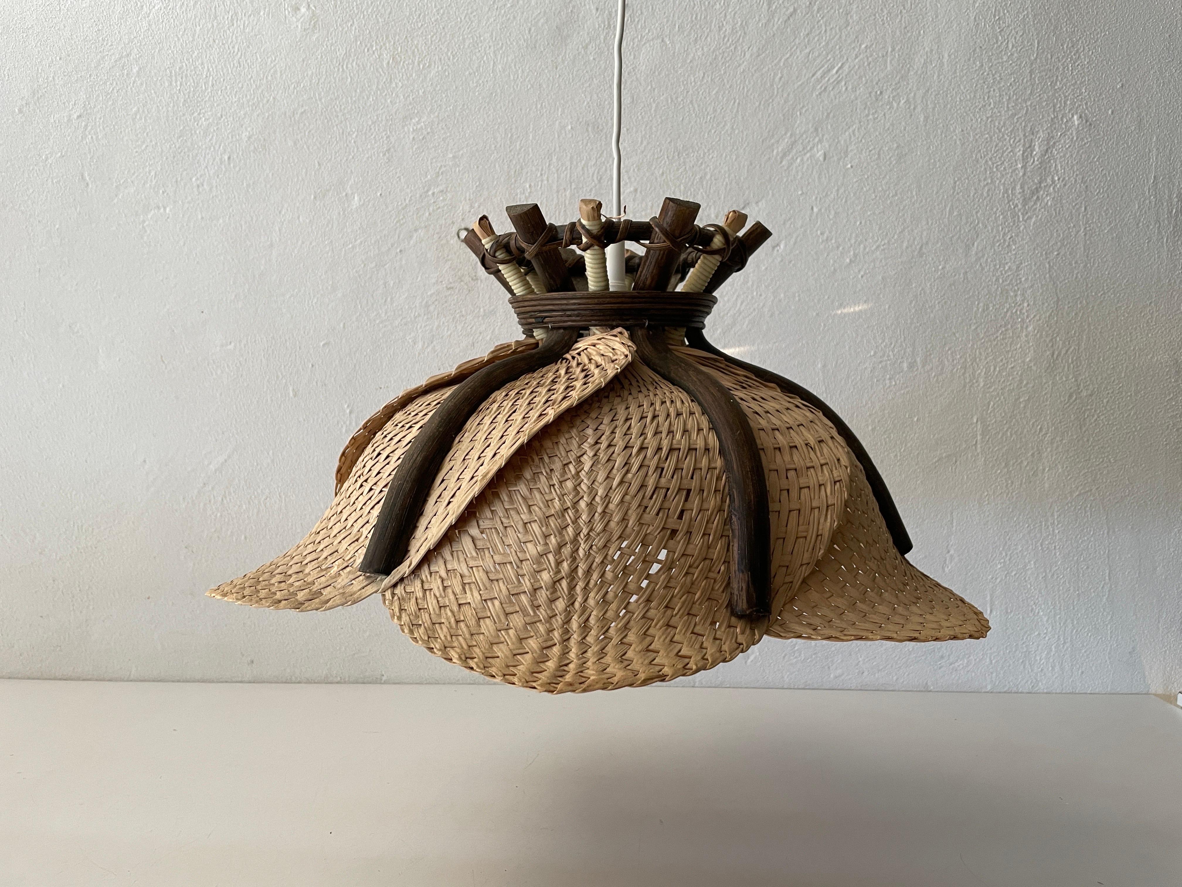 Modernist natural wicker pendant lamp, 1960s Germany.

Lampshade is in very good vintage condition.
No crack, no missed piece.
Original canopy.

This lamp works with E27 light bulb. Max 100W
Wired and suitable to use with 220V and 110V for
