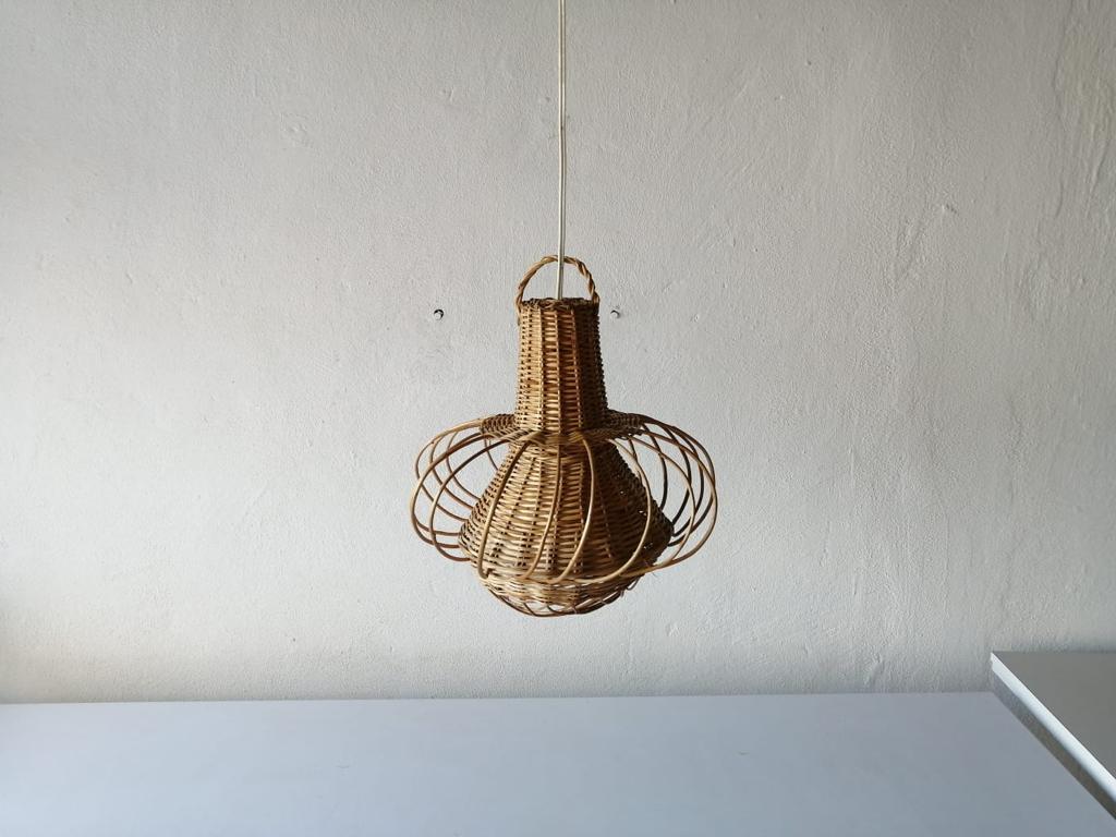 Modernist natural wicker pendant lamp, 1960s Germany

Lampshade is in very good vintage condition.
No crack, no missed piece.
Original plastic canopy.

This lamp works with E27 light bulb. Max 100W
Wired and suitable to use with 220V and 110V