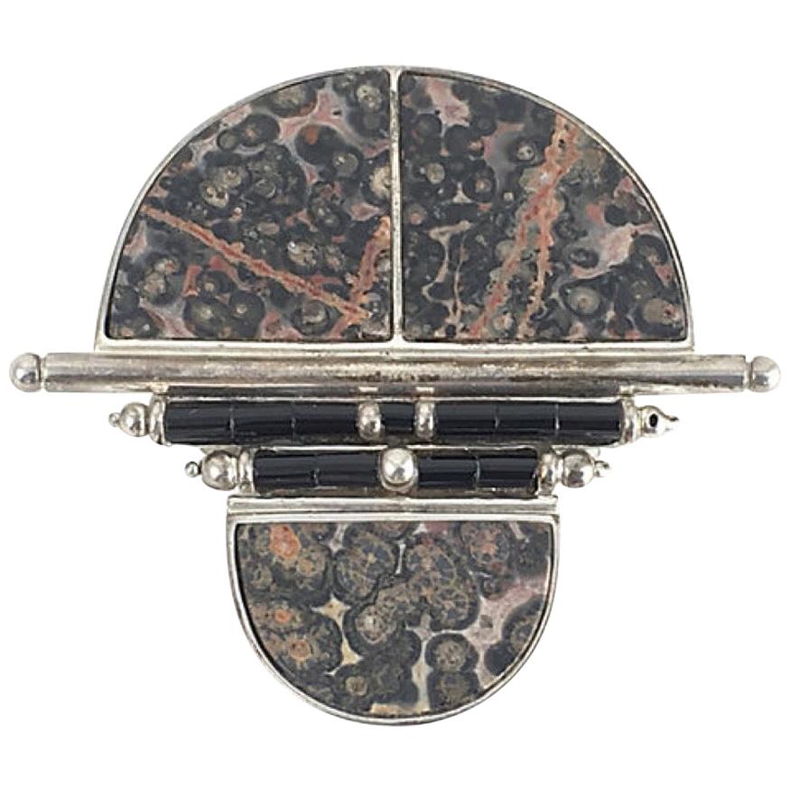 Broche moderniste en argent sterling avec pierre naturaliste et onyx en vente