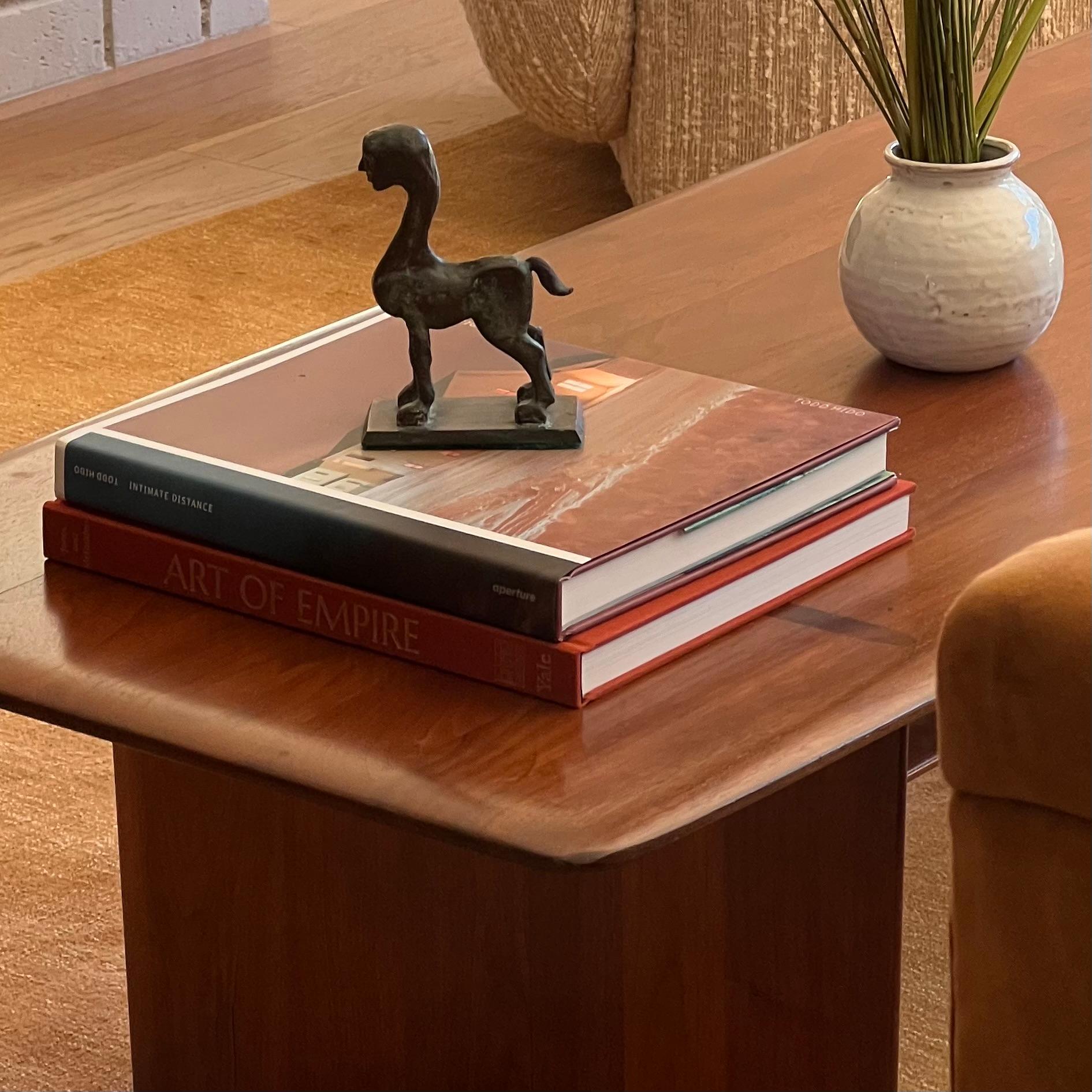 Sculpture en bronze de style néo-sumérindien moderniste d'un siècle, XXe siècle en vente 13