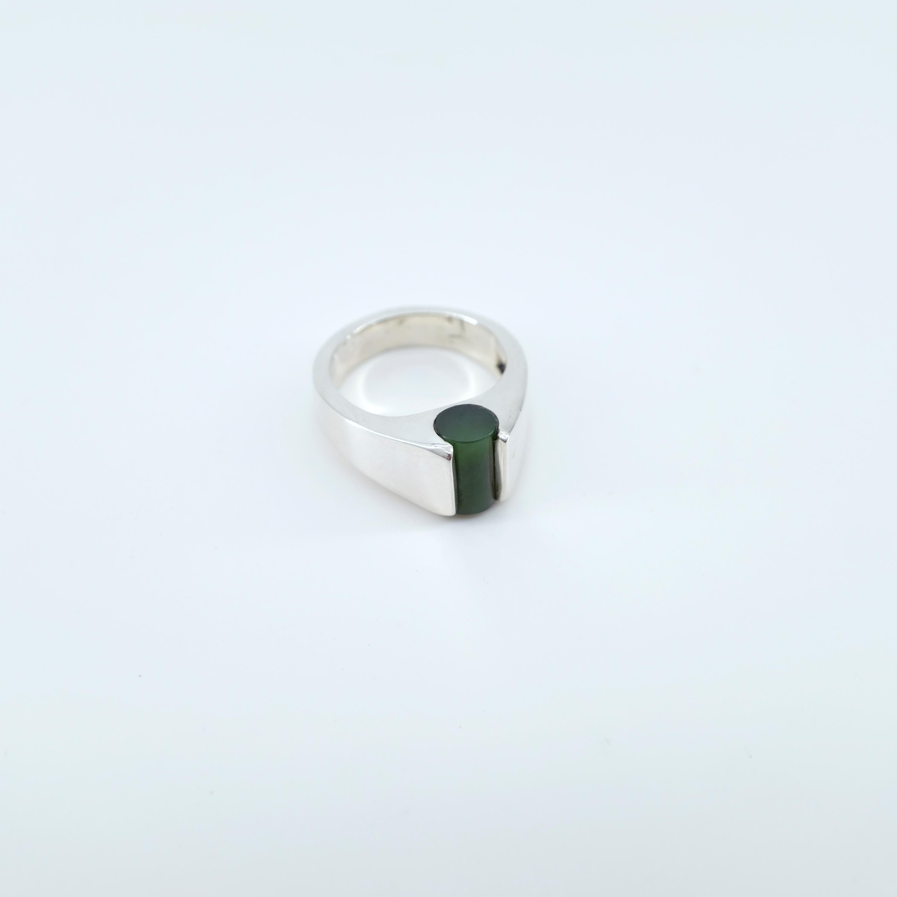Modernist Nephrite Jade Ring in Silver In Excellent Condition In Southbury, CT