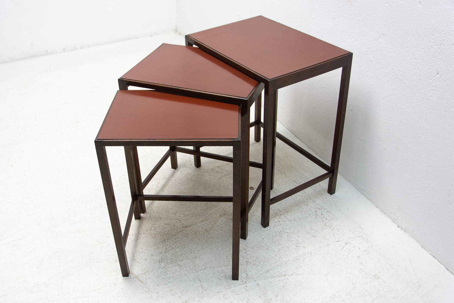 Jindrich Halabala, ensemble de trois tables gigognes n° de catalogue H-50. H-50, conçu dans les années 1930 et produit dans les années 1950. Il est fabriqué en bois de hêtre teinté et comporte un plateau en bakélite foncé. Il est en très bon état