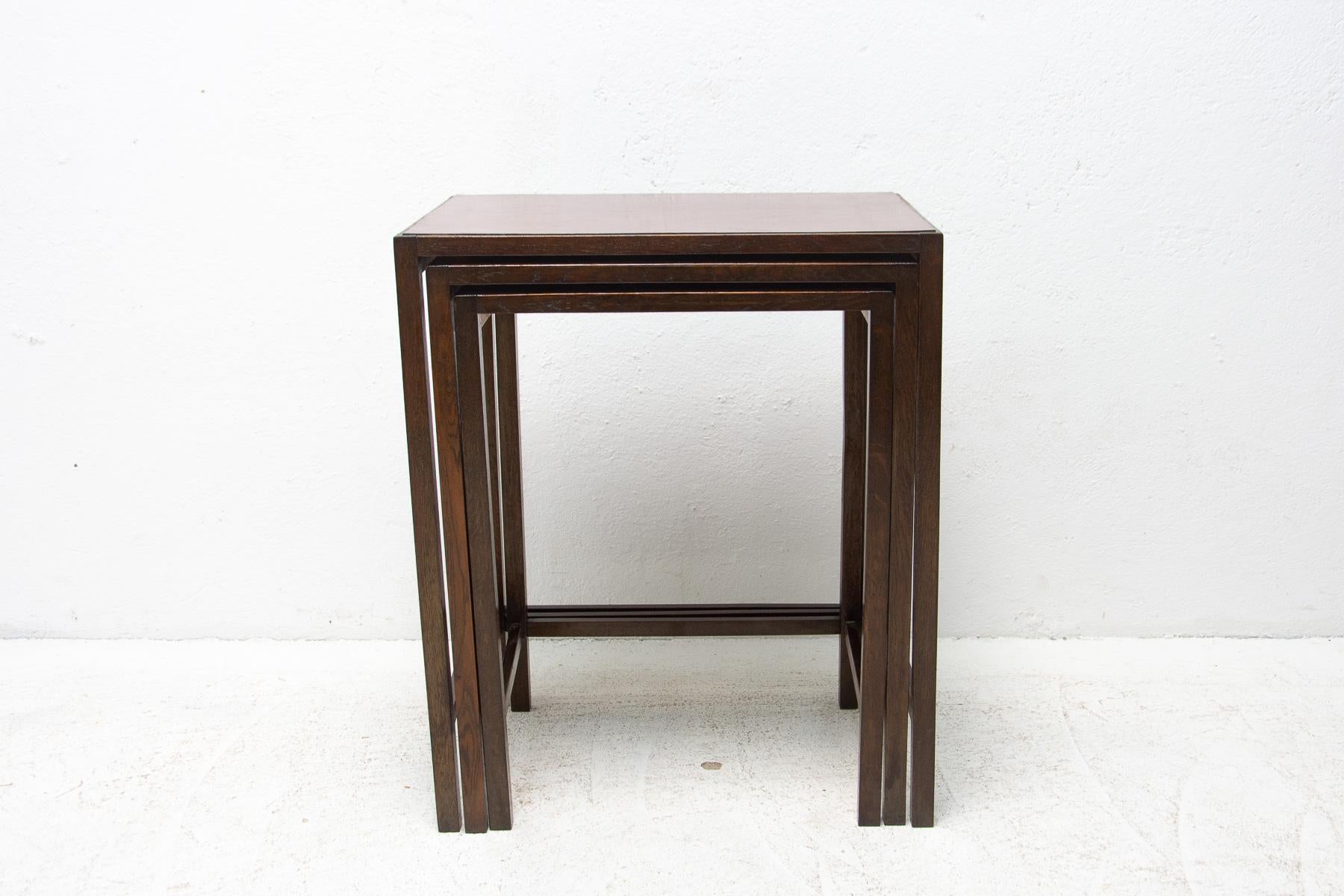 Modernist Nesting Tables H-50 Designed by Jindrich Halabala, Set of 3 In Good Condition For Sale In Prague 8, CZ