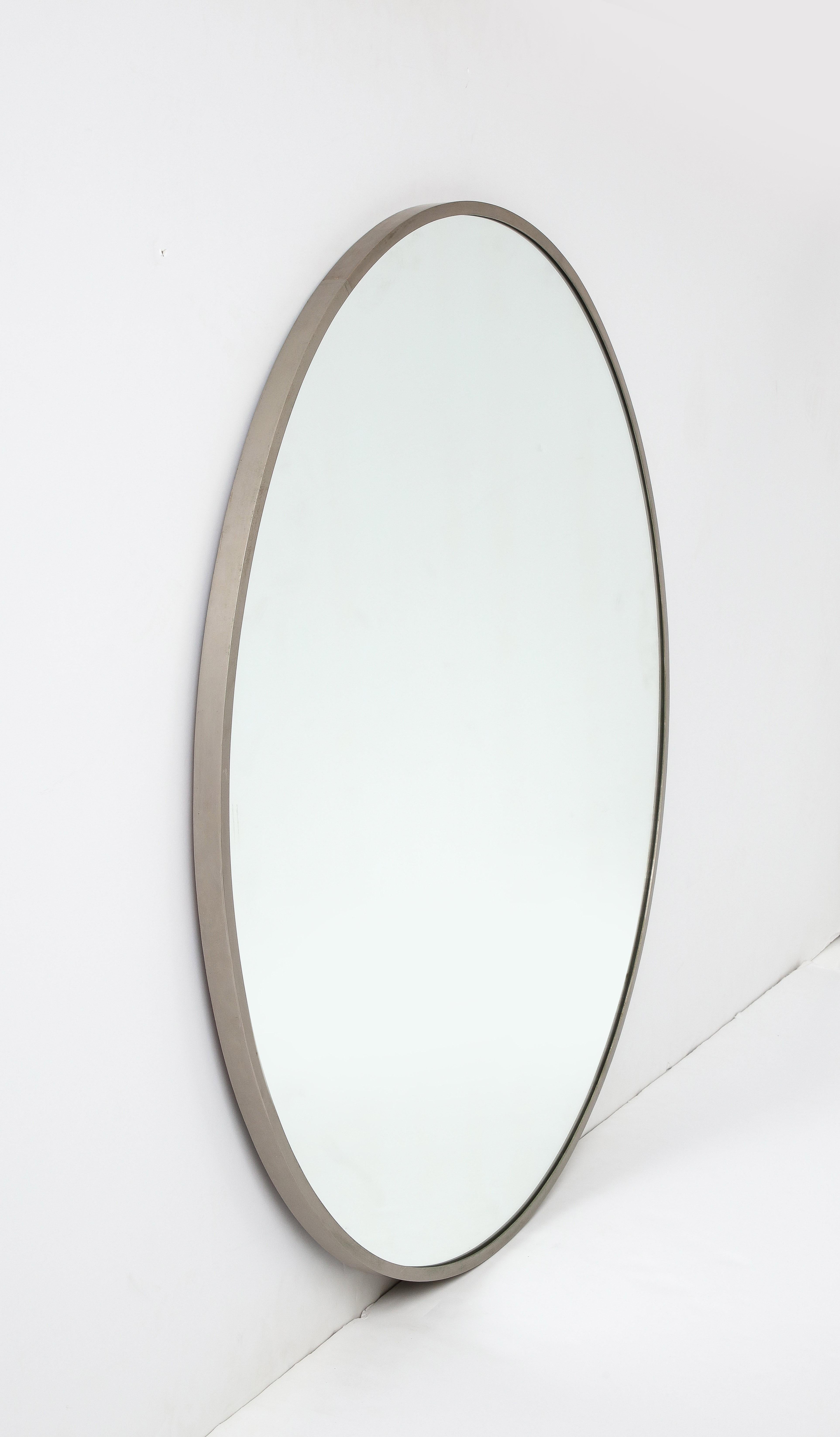 Milieu du XXe siècle Miroir moderniste encadré de nickel, Italie, vers 1950 en vente