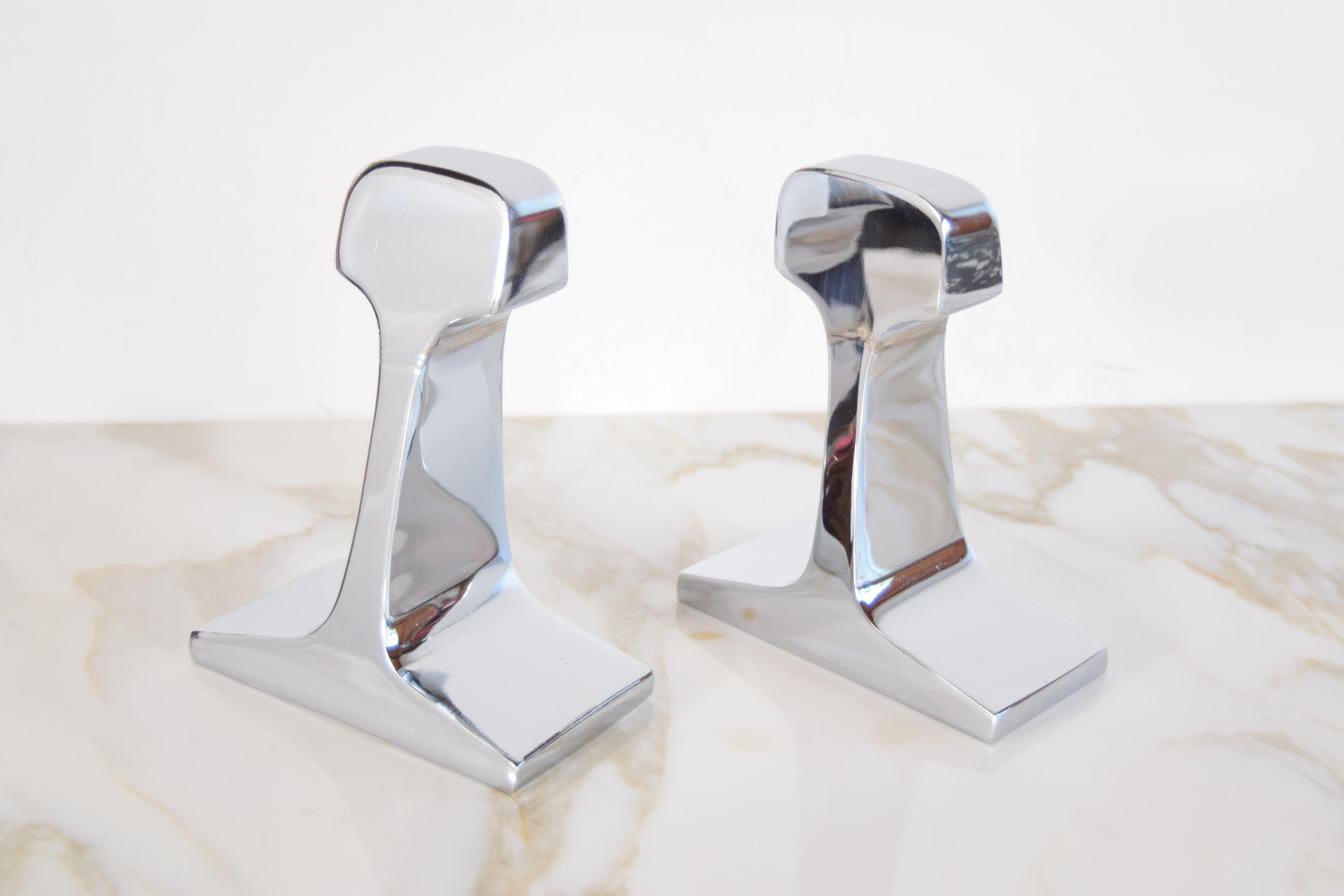Pair of modernist, nickel-plated railroad tie bookends, circa 1960. Bottoms are felted.

Each piece measures: 5 1/2