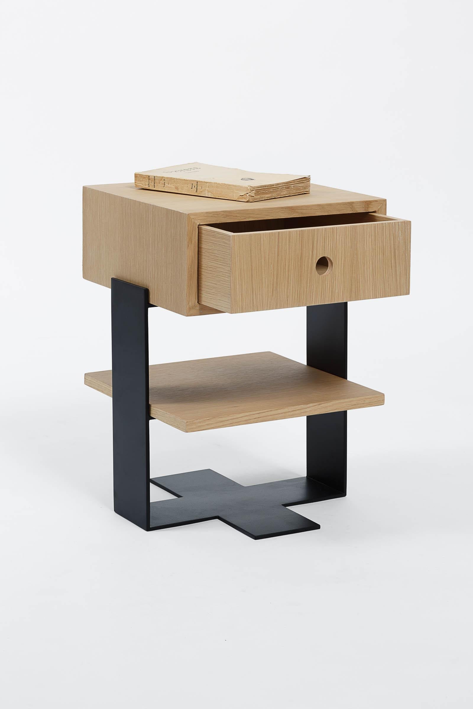Mid-Century Modern Table de nuit moderniste en chêne et acier noir en vente