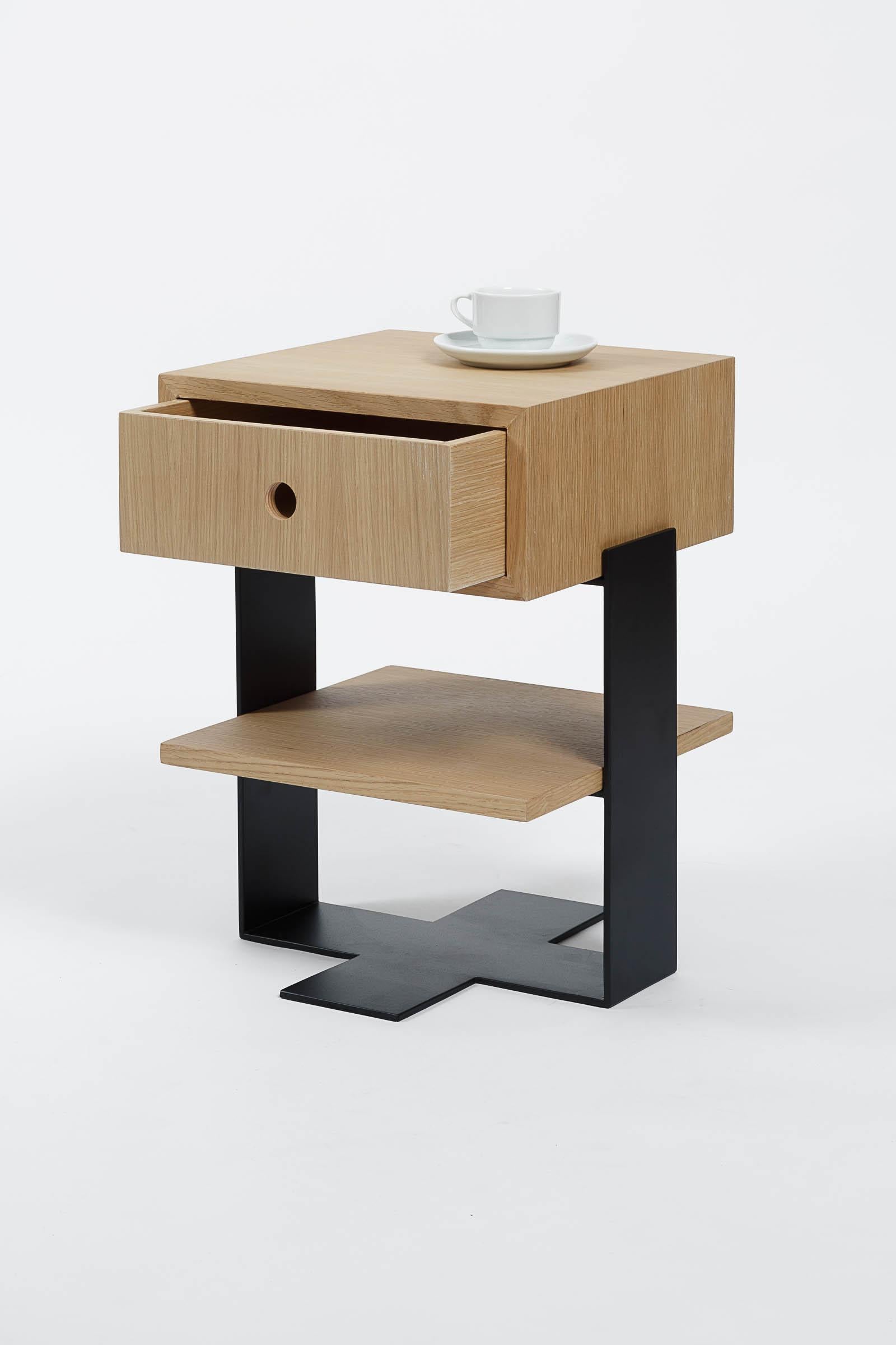 Roumain Table de nuit moderniste en chêne et acier noir en vente