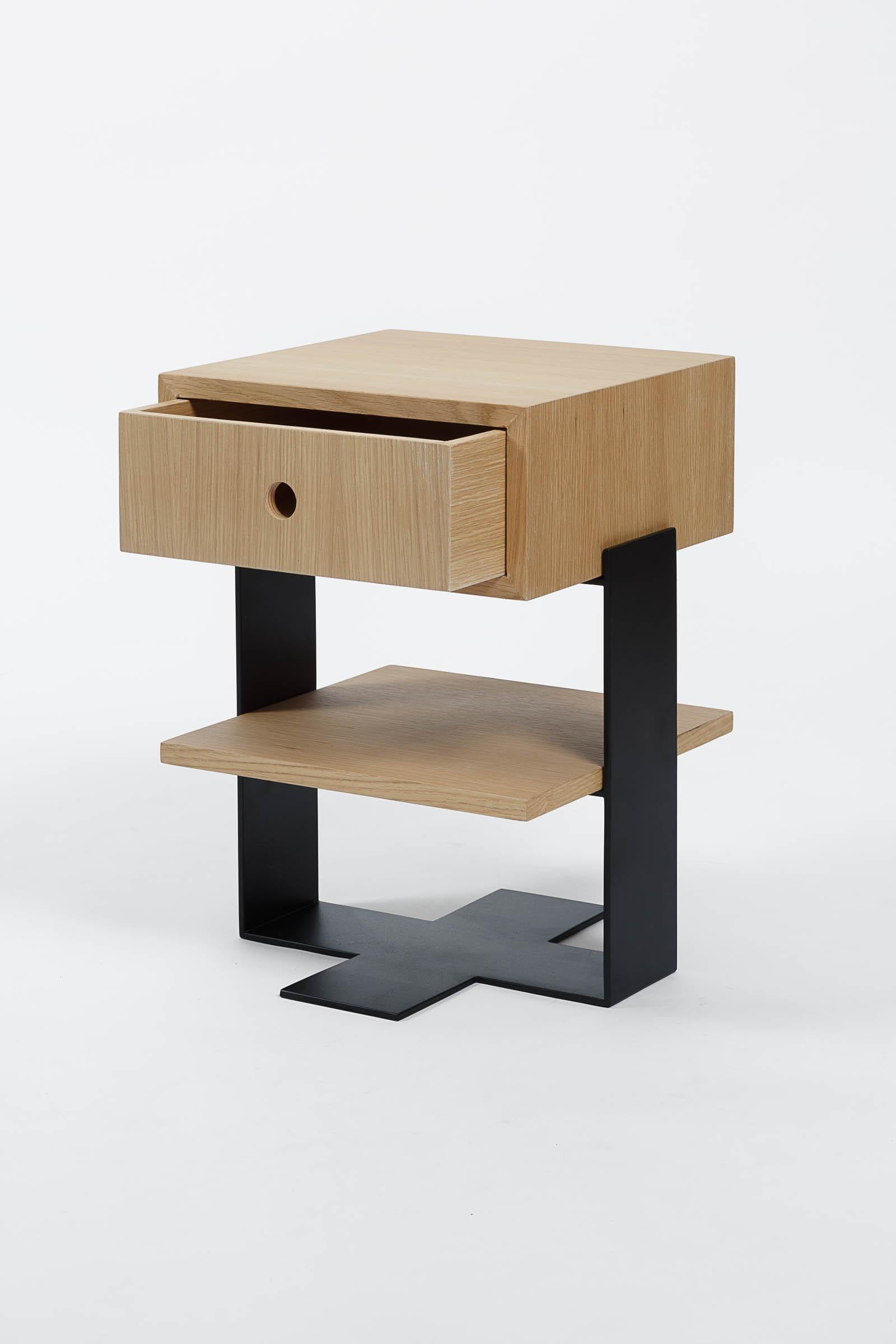 Poudré Table de nuit moderniste en chêne et acier noir en vente