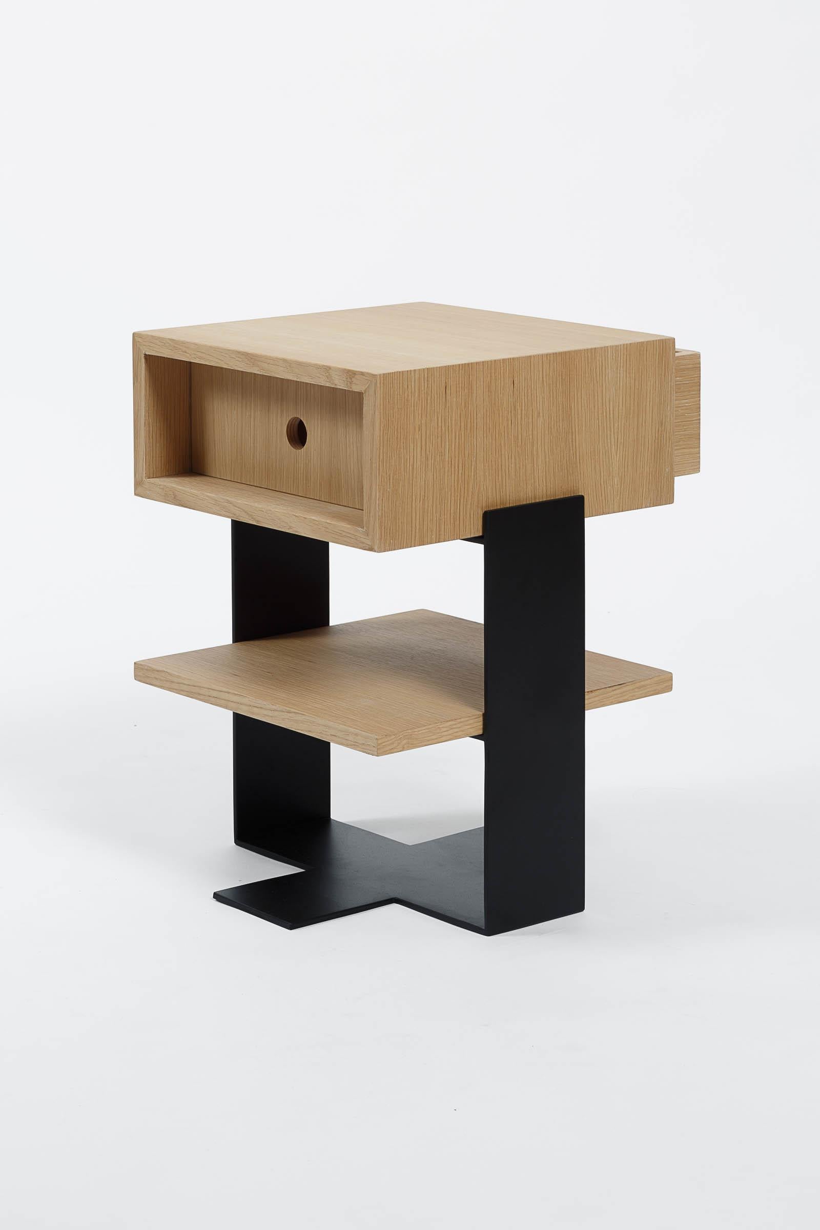 Table de nuit moderniste en chêne et acier noir Neuf - En vente à PARIS, FR