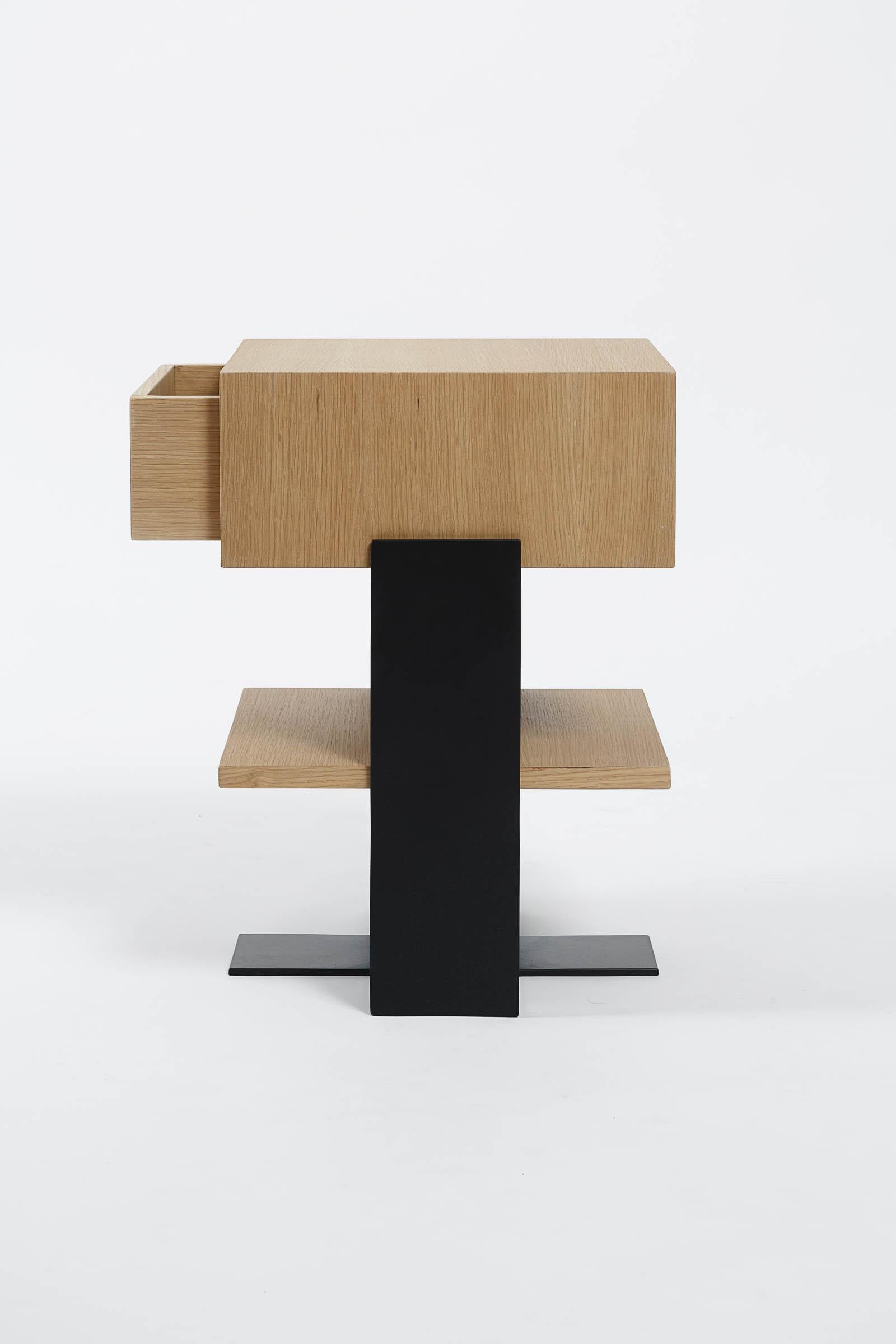 XXIe siècle et contemporain Table de nuit moderniste en chêne et acier noir en vente