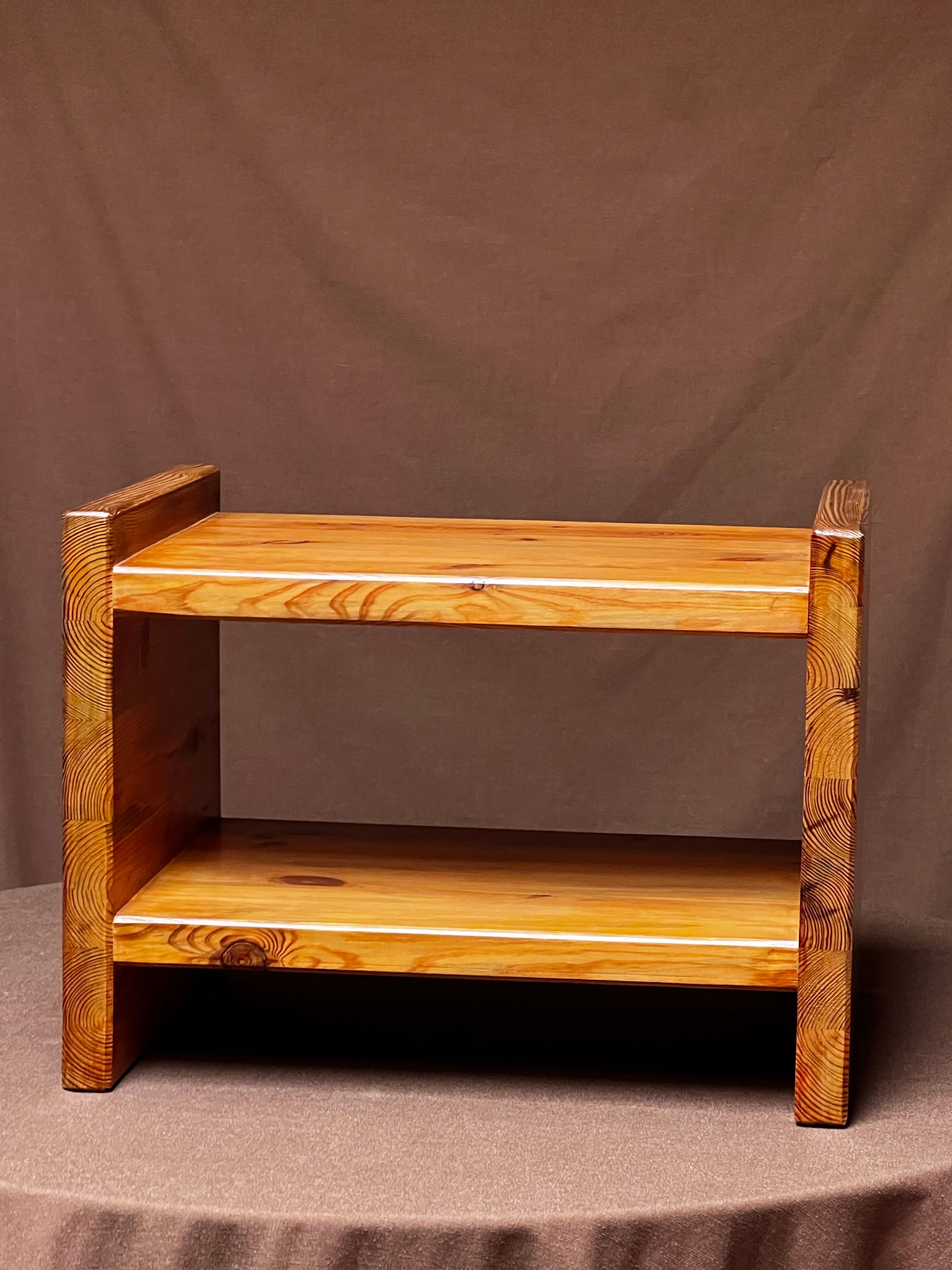 Modernistische Nachttische aus massiver Kiefer 1960er Jahre nach dem Geschmack von Carl Malmsten/Hjorth (Handgefertigt) im Angebot