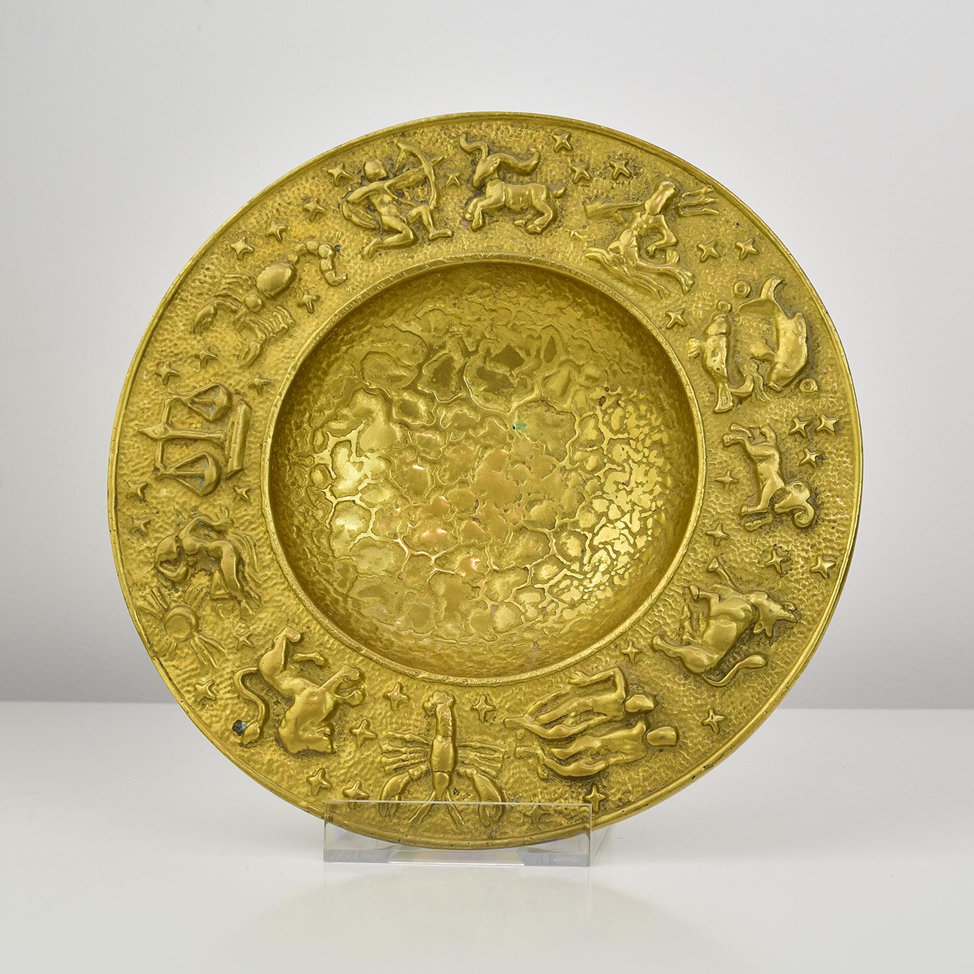 Questa elegante e sostanziosa ciotola danese vintage in bronzo presenta intricati motivi Zodiac in rilievo che circondano il bordo, aggiungendo un tocco di eleganza celestiale. La ciotola presenta una finitura unica, spesso definita 