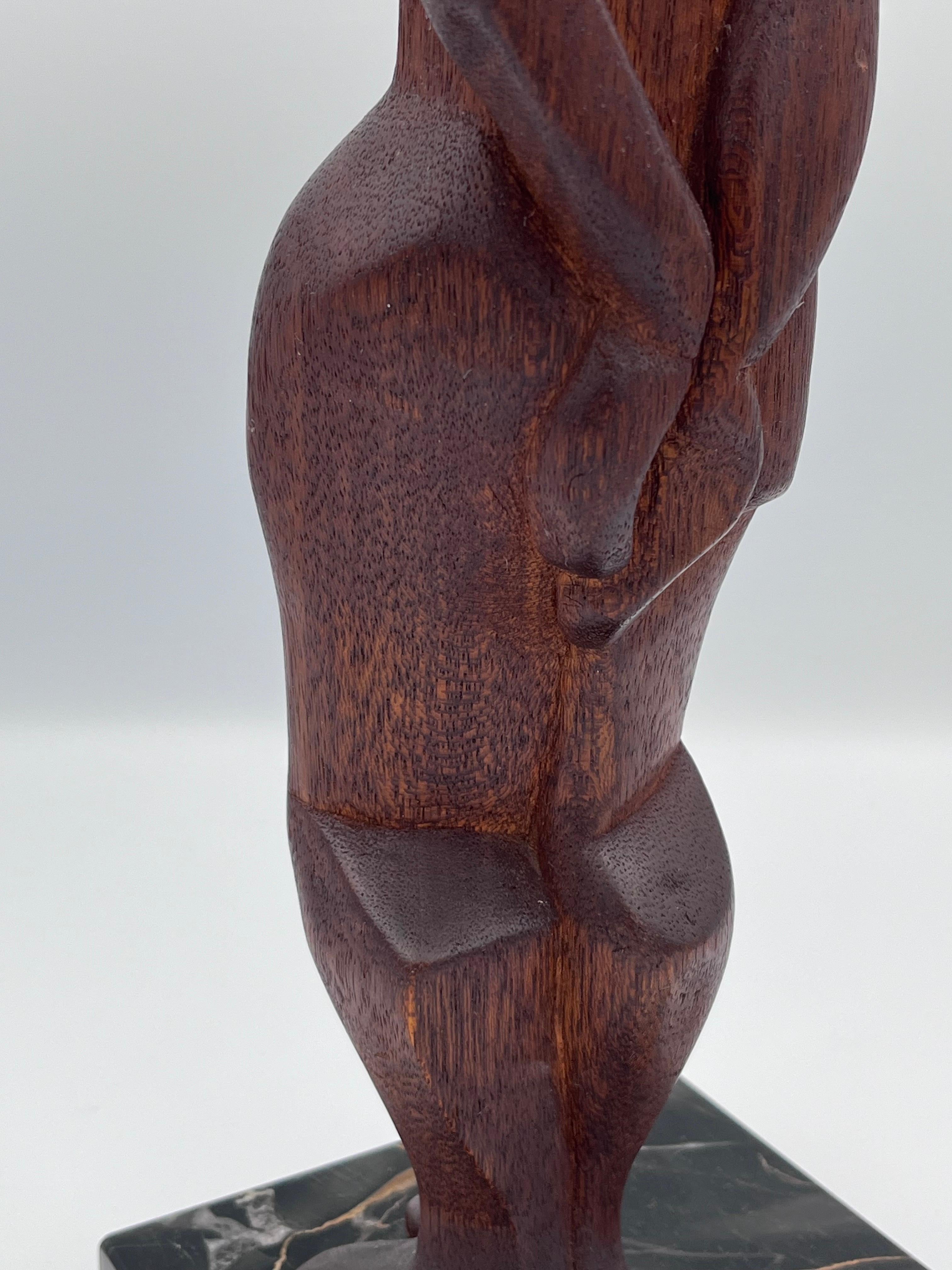 Sculpture moderniste de nu en bois et marbre sculptée à la main Style de Ferdinand Parpan en vente 3