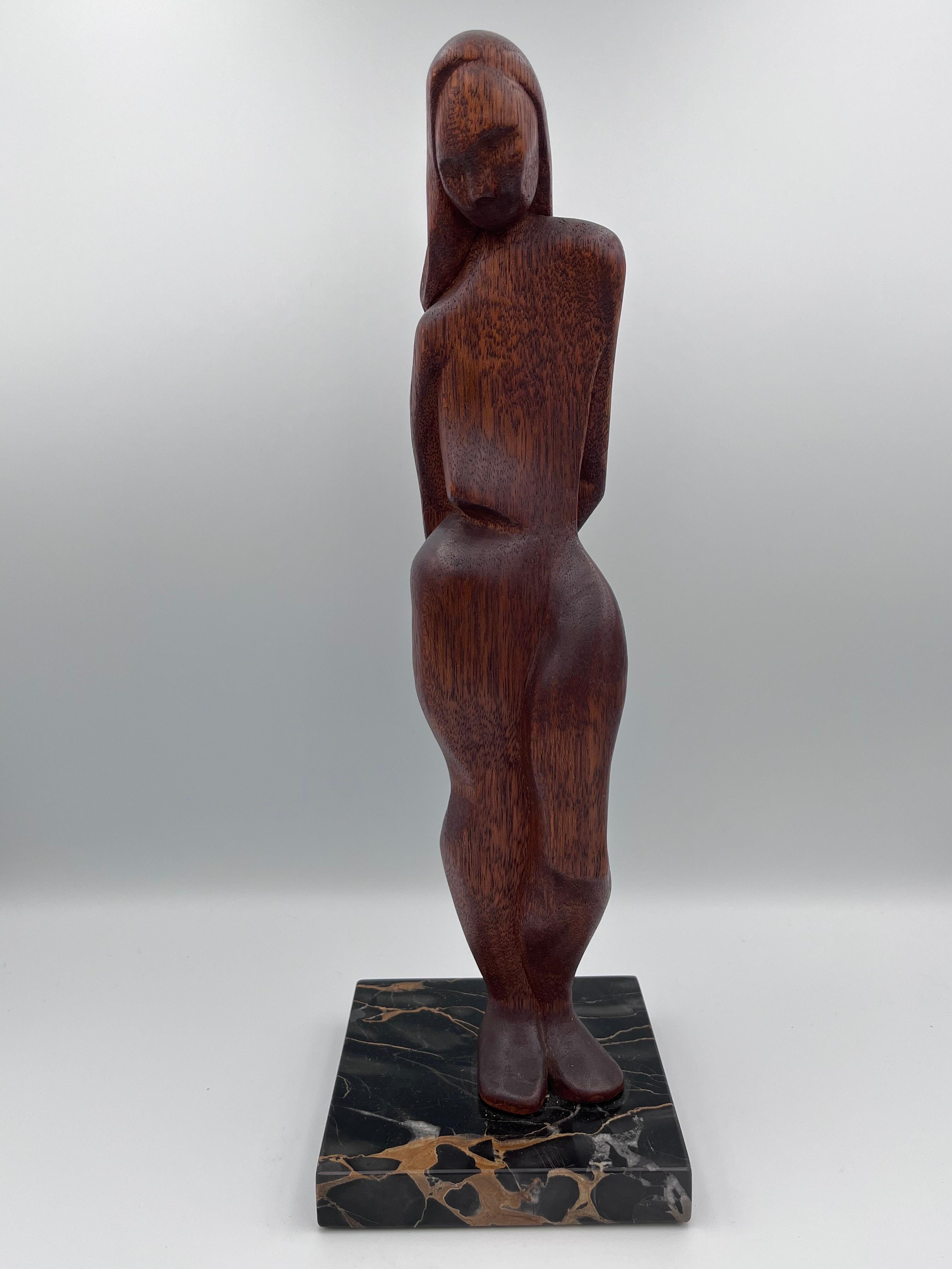 Cette exquise sculpture en bois sculptée à la main d'une femme nue se dresse avec une élégance intemporelle, montée sur un luxueux socle en marbre Portoro massif. Sculptée à la manière de Ferdinand Parpan, la figure évoque l'esthétique moderniste