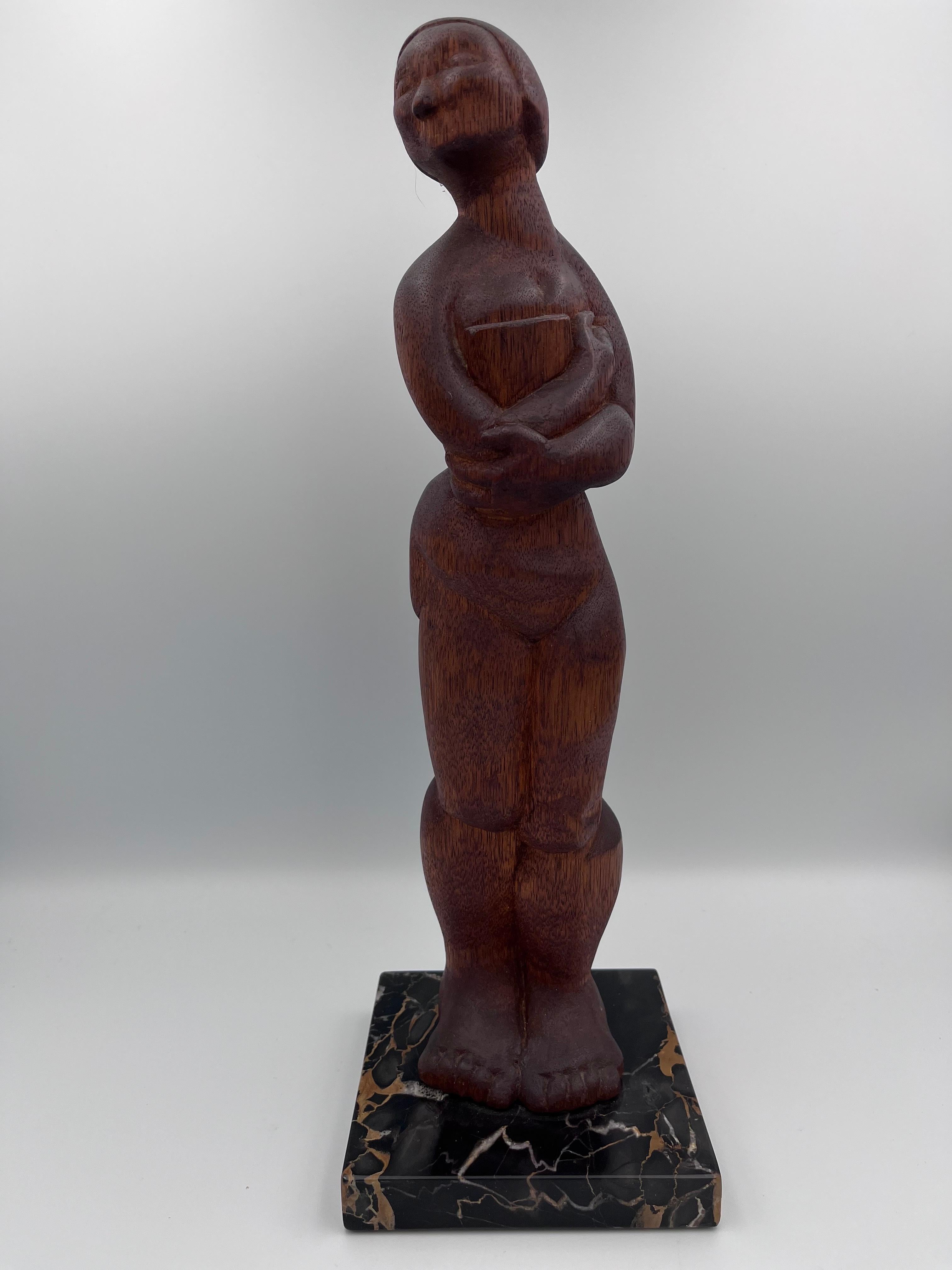 Exemple frappant de sculpture moderniste taillée à la main, cette figure féminine nue dans le style de Ferdinand Parpan capture l'élégance et l'abstraction de l'ère post-Art déco des années 1930-40. La sculpture repose sur une base raffinée de 5 x 5