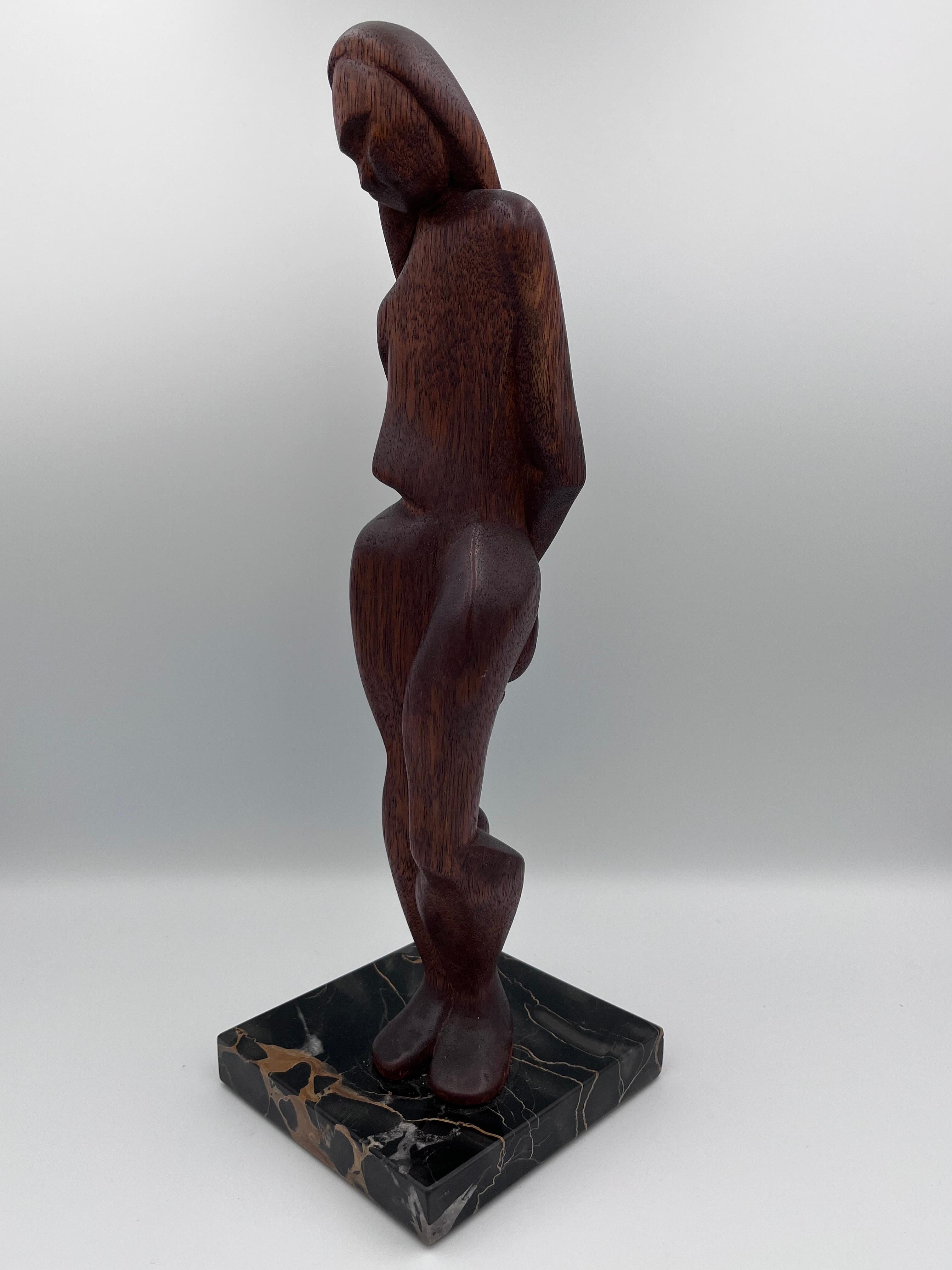 Moderne Sculpture moderniste de nu en bois et marbre sculptée à la main Style de Ferdinand Parpan en vente