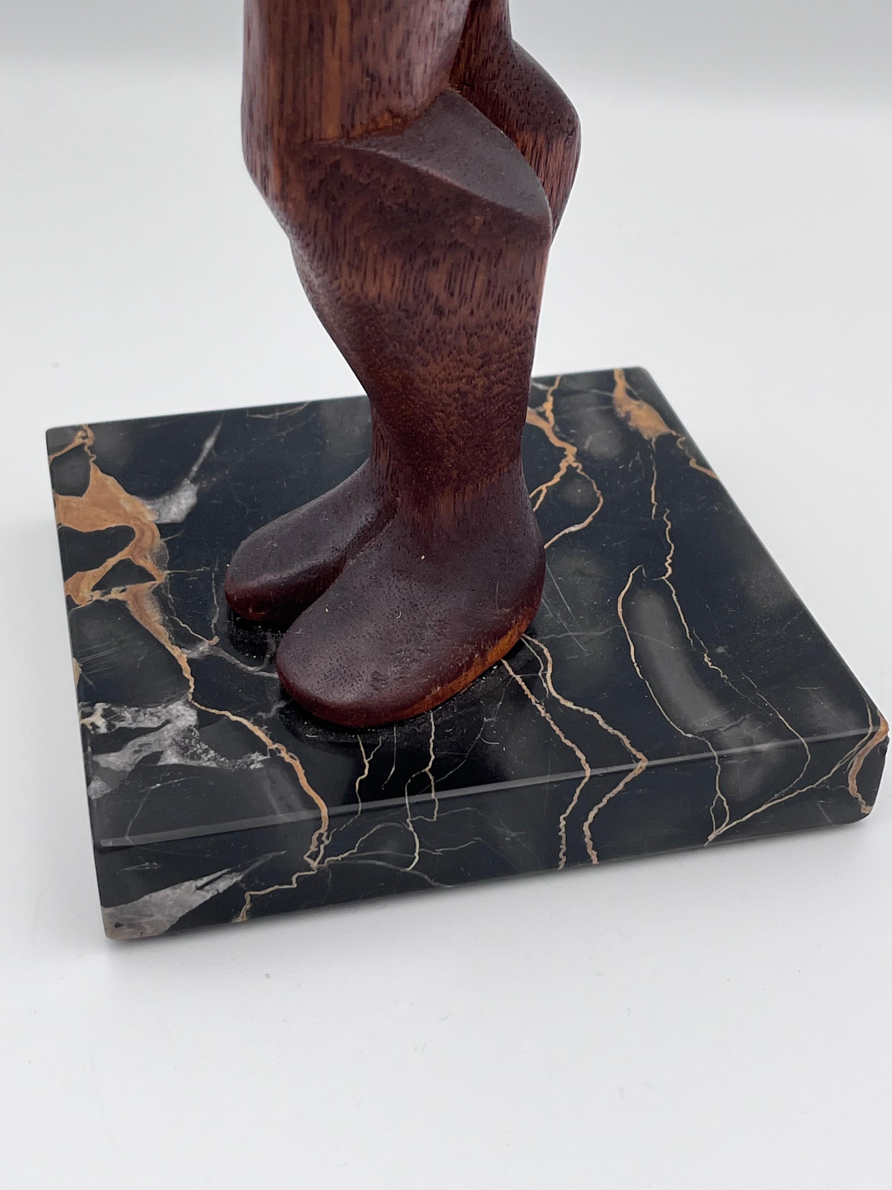 Sculpture moderniste de nu en bois et marbre sculptée à la main Style de Ferdinand Parpan en vente 1