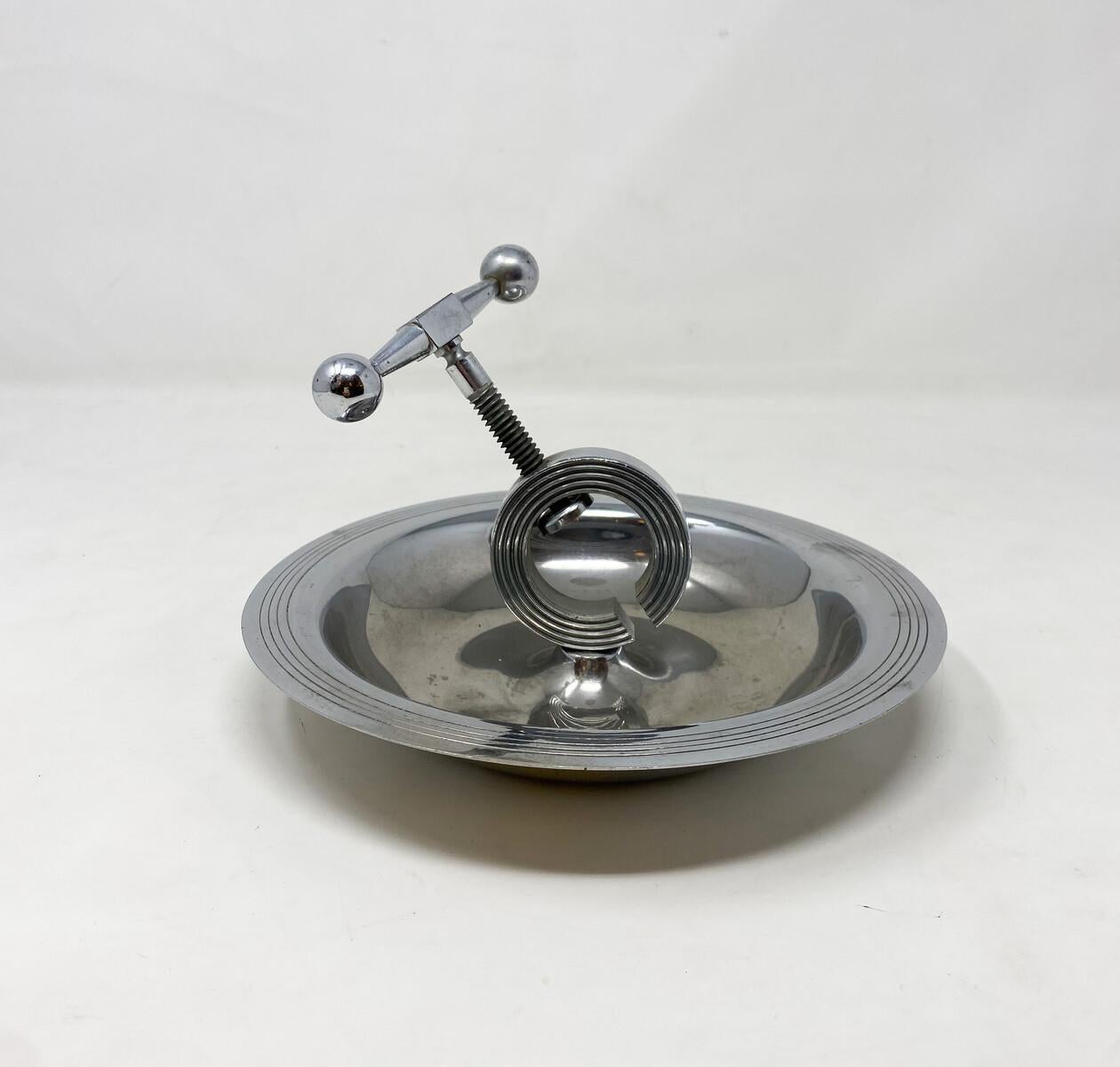 Modernistischer Nussknacker von Jacques Adnet

Jacques Adnet (1900-1984) war ein französischer Architekt, Dekorateur und Designer. Er begann seine Karriere bei der Compagnie des Arts Français, einem auf die Herstellung hochwertiger Möbel