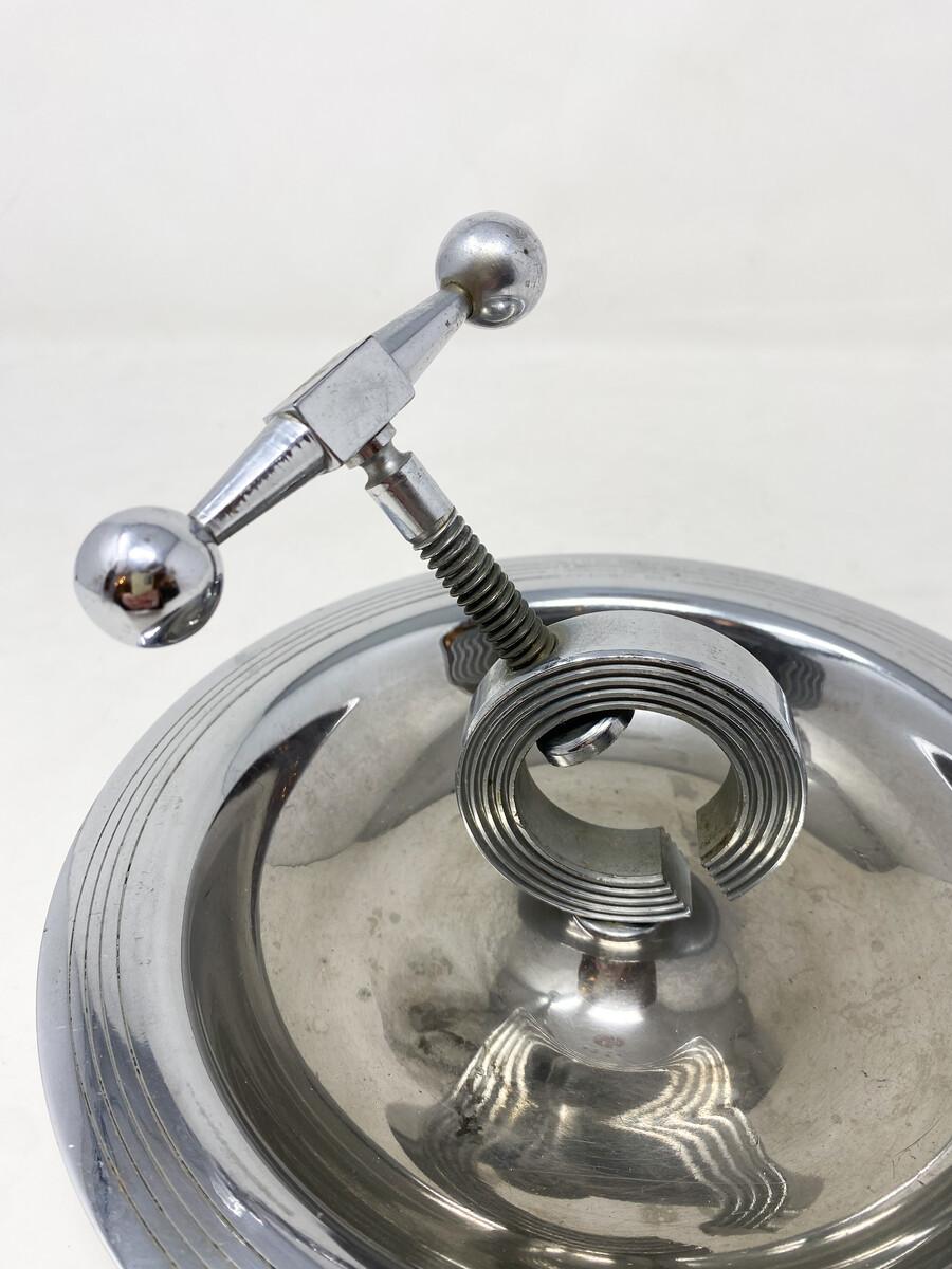 Modernistischer Nussknacker von Jacques Adnet (Französisch) im Angebot