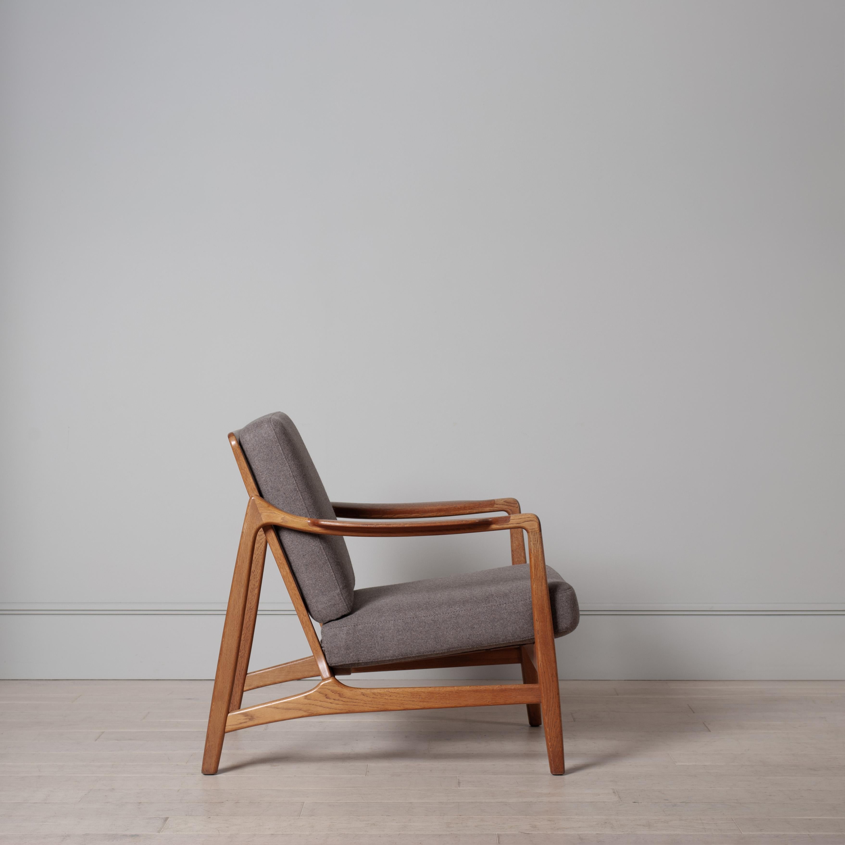 Una sedia da salotto modernista dal design superbo di Tove & Edvard Kindt-Larsen. Il modello 117 è costruito in rovere europeo con braccioli in teak incastonati. Rivestito professionalmente in lana Isle Mill Montrose Melton Mocha. Etichetta