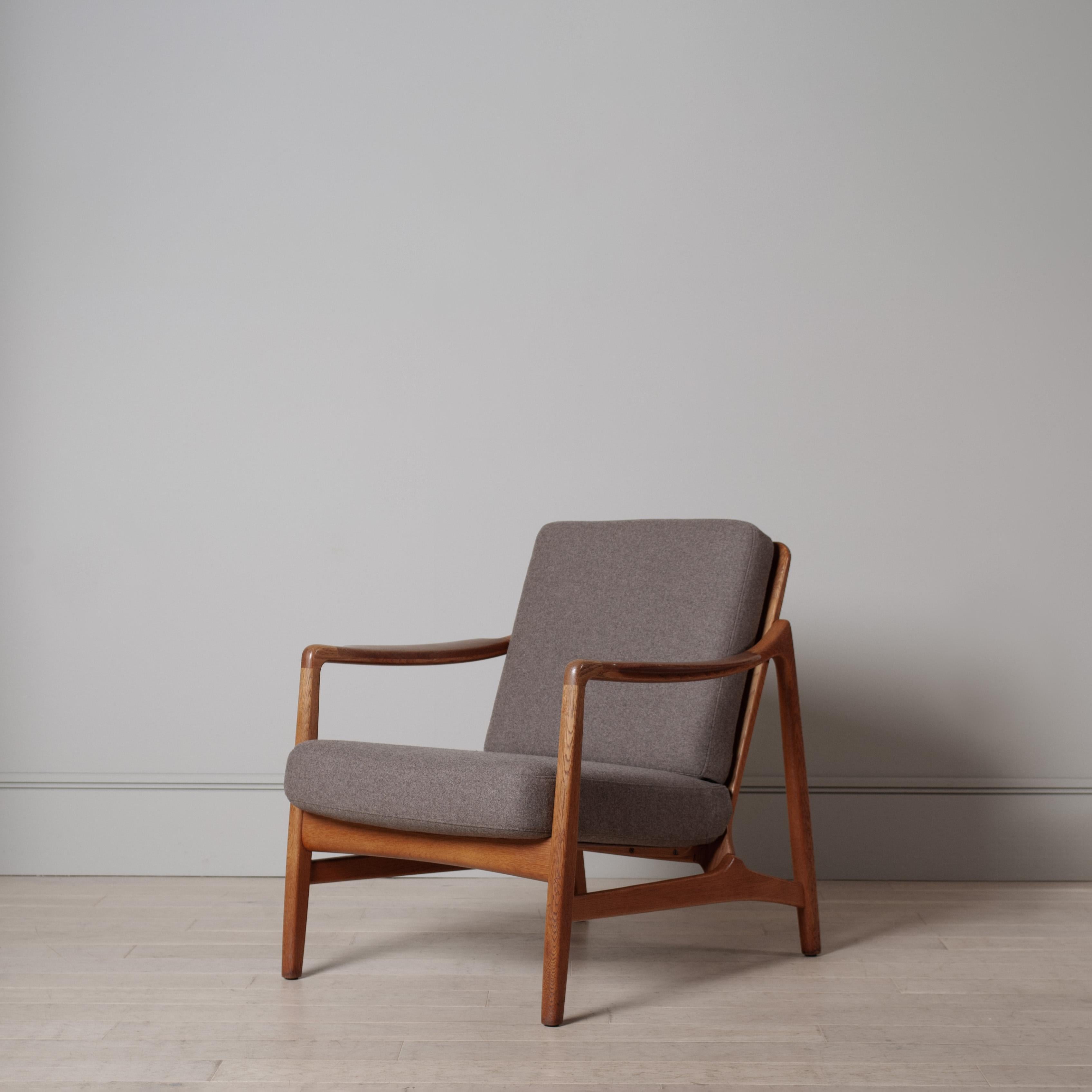 Scandinavo moderno Sedia da salotto modernista in Oak, Tove & Edvard Kindt-Larsen, ridipinta. in vendita