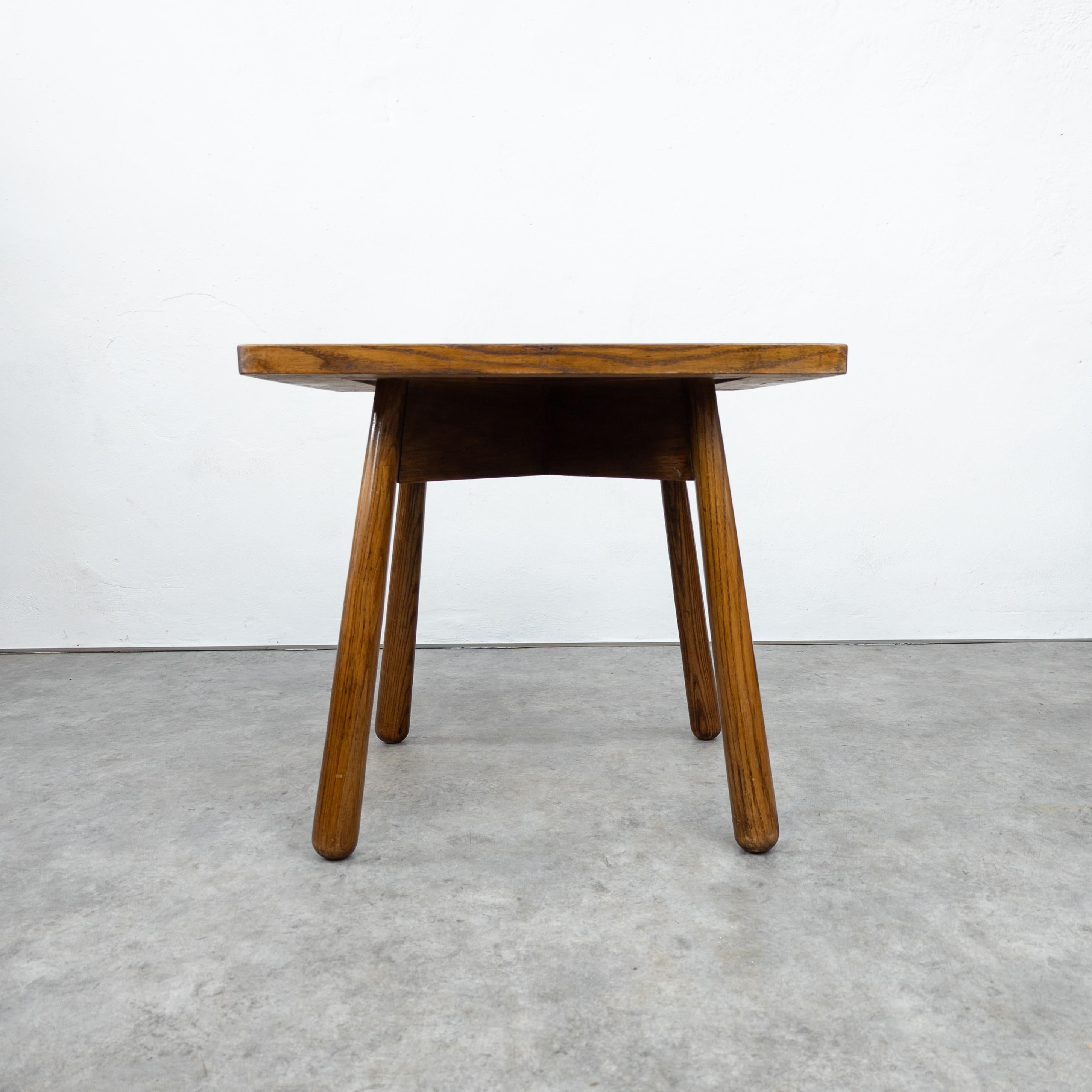 Modernist oak side table by Jan Vaněk for Krásná Jizba In Good Condition For Sale In PRAHA 5, CZ