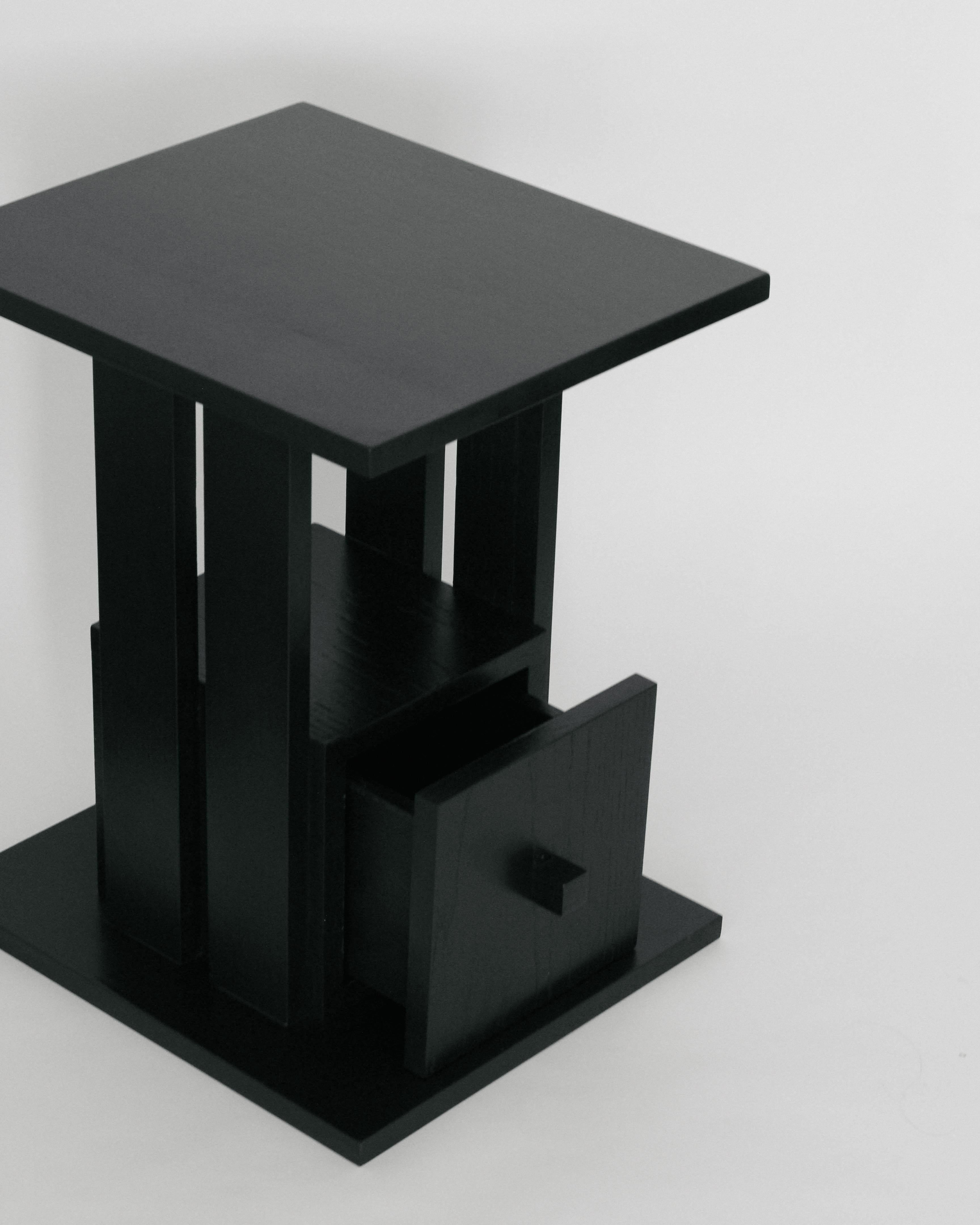 Ébénisé Table d'appoint moderniste en chêne avec tiroir, laque noire, 2024  en vente