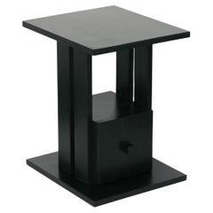Mesa modernista de roble con cajón en acabado lacado negro, soporte de pie, mesa auxiliar