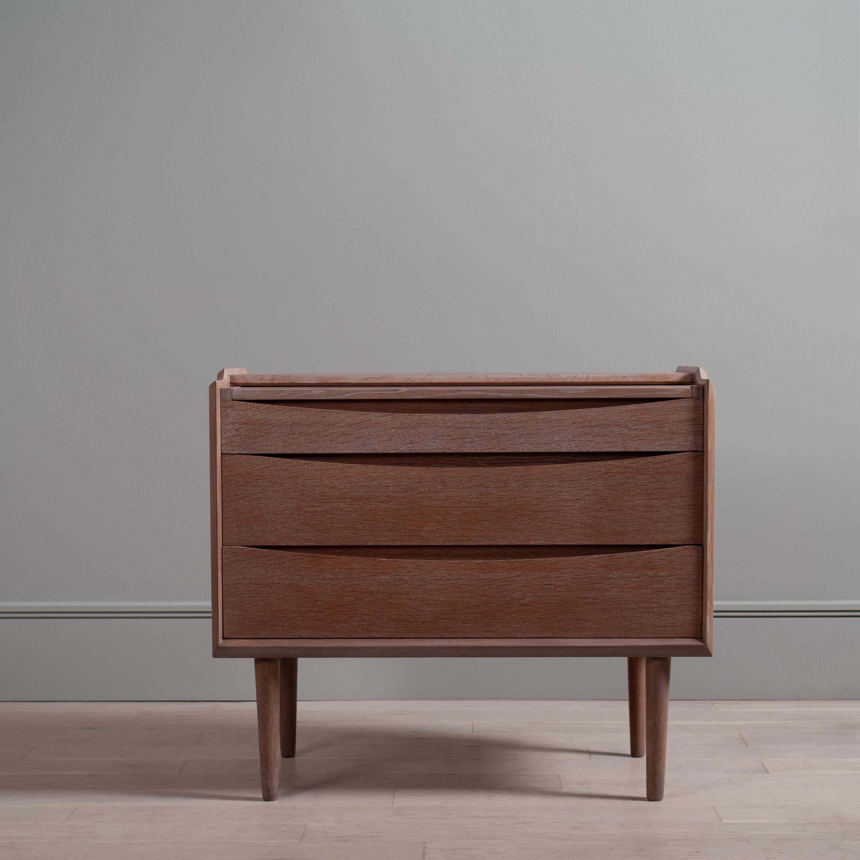 Scandinavo moderno Cassettiera o scrivania modernista in Oak in vendita