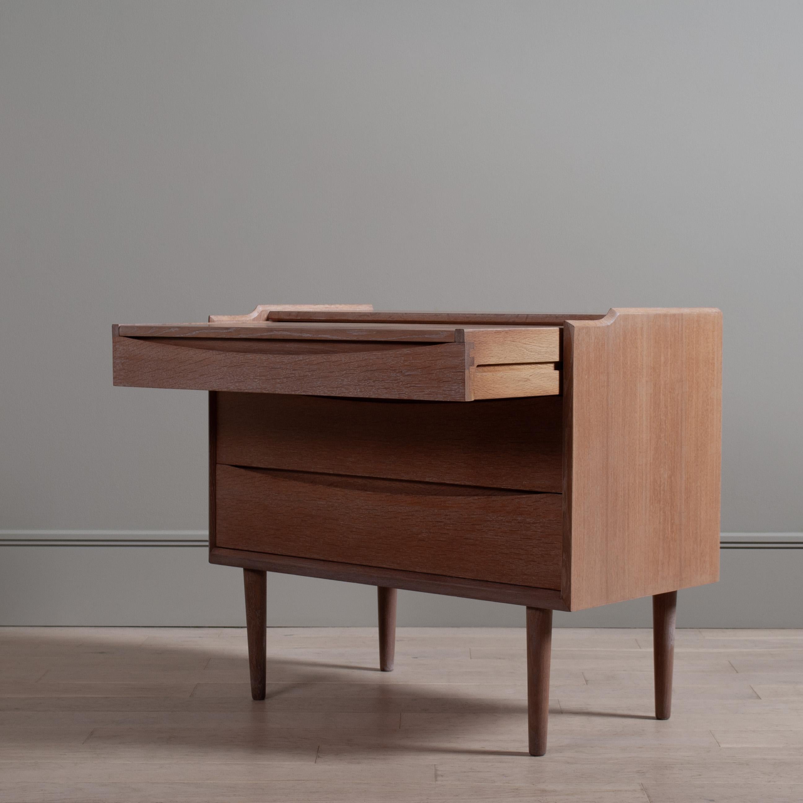 Calcinato Cassettiera o scrivania modernista in Oak in vendita