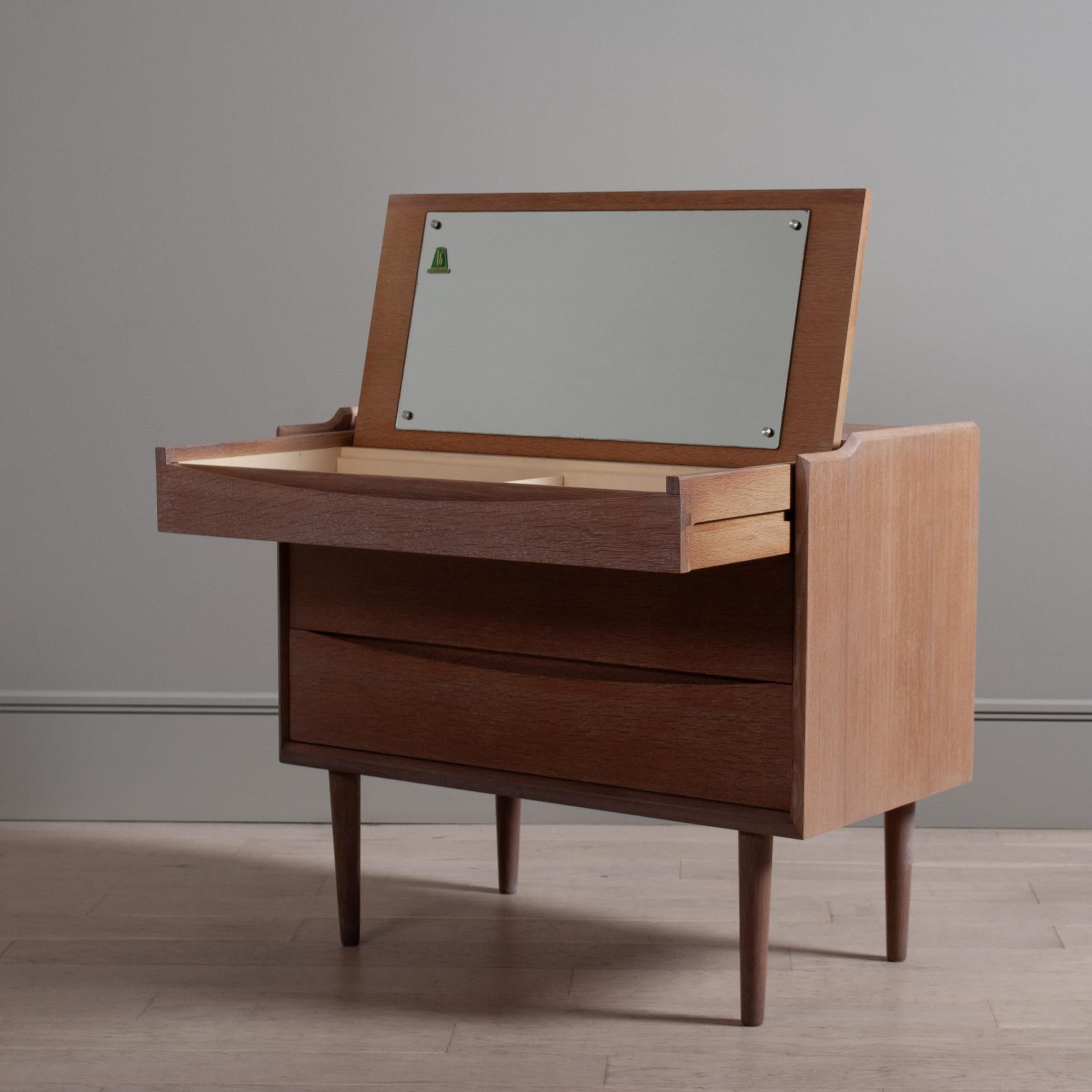 Cassettiera o scrivania modernista in Oak In condizioni buone in vendita a London, GB