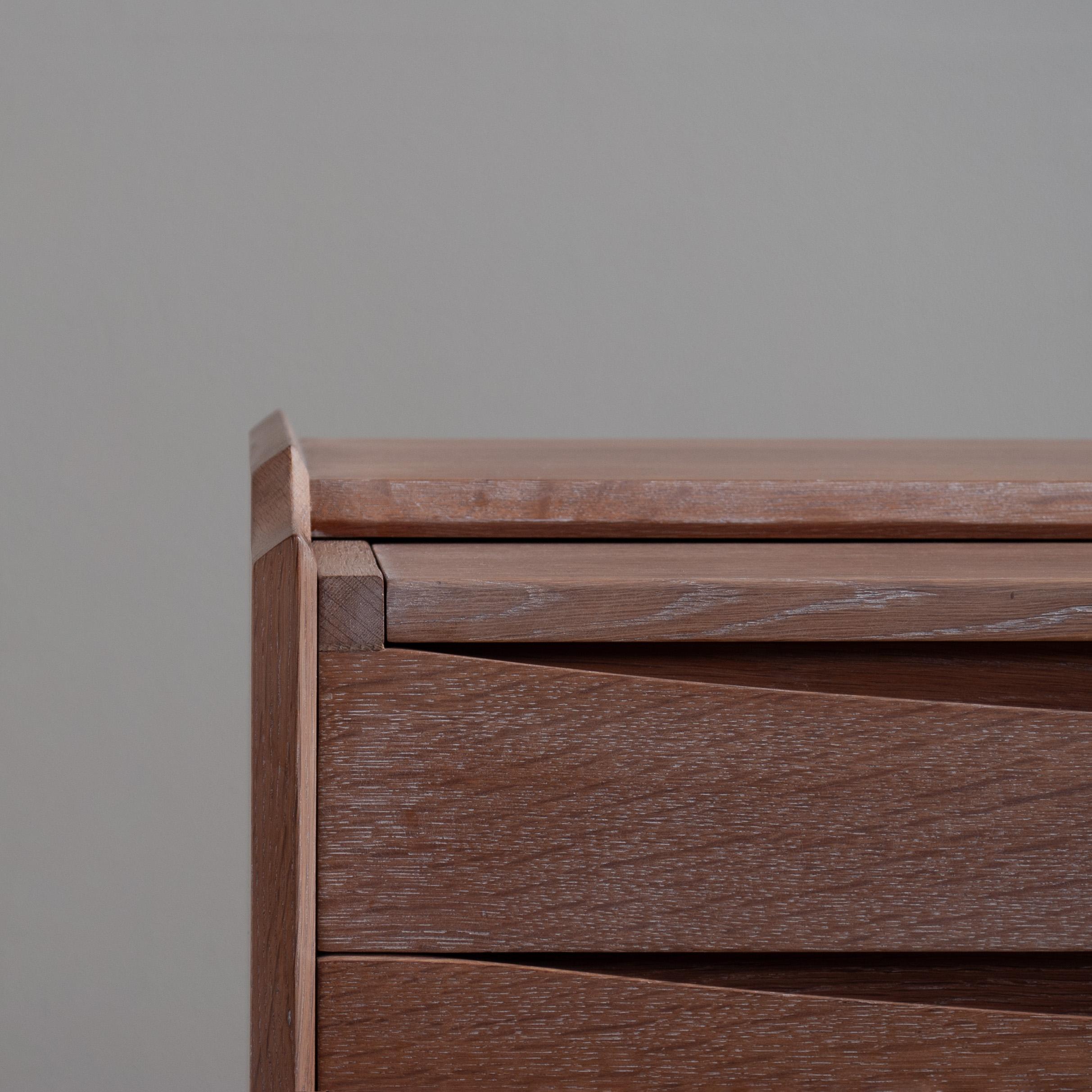 XX secolo Cassettiera o scrivania modernista in Oak in vendita