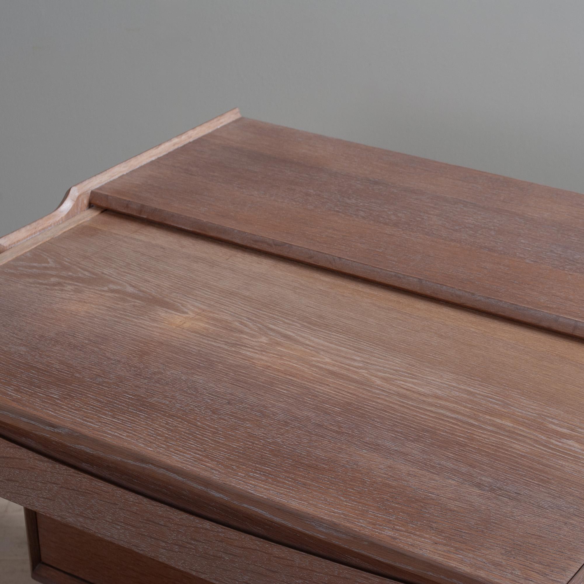 Cassettiera o scrivania modernista in Oak in vendita 1