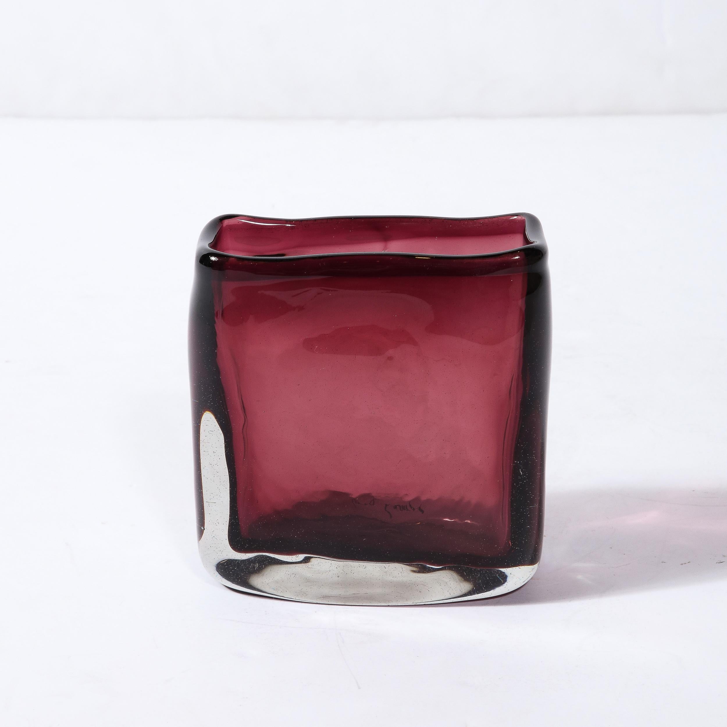 Questo elegante vaso modernista è stato realizzato a Murano, in Italia - l'isola al largo di Venezia rinomata da secoli per la sua superlativa produzione di vetro - durante la seconda metà del XX secolo. Presenta un corpo volumetrico rettangolare