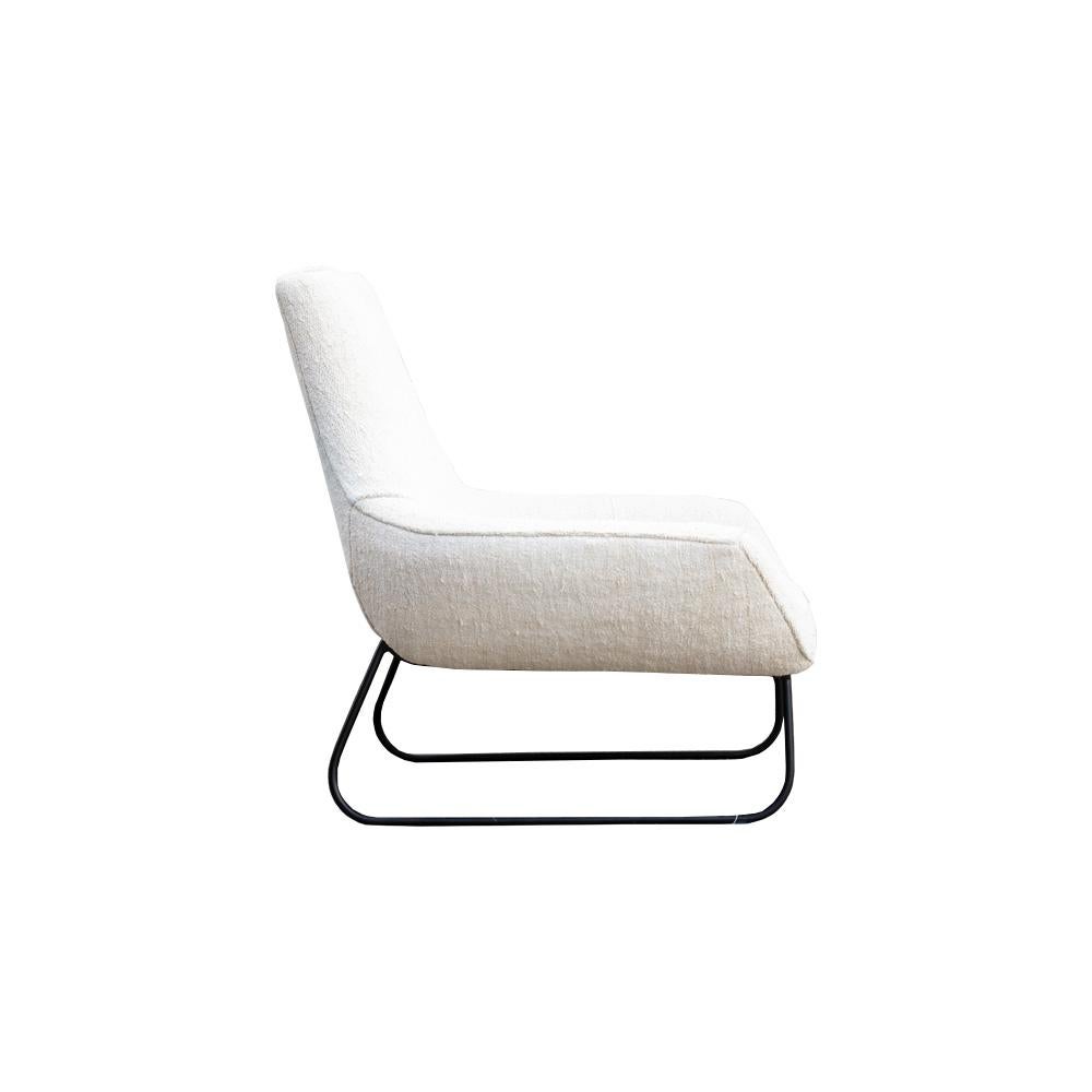 Diese modernistische Silhouette besteht aus einem leichten Aluminiumrahmen und einer Polsterung aus recyceltem Hanf. 

Abmessungen: 36