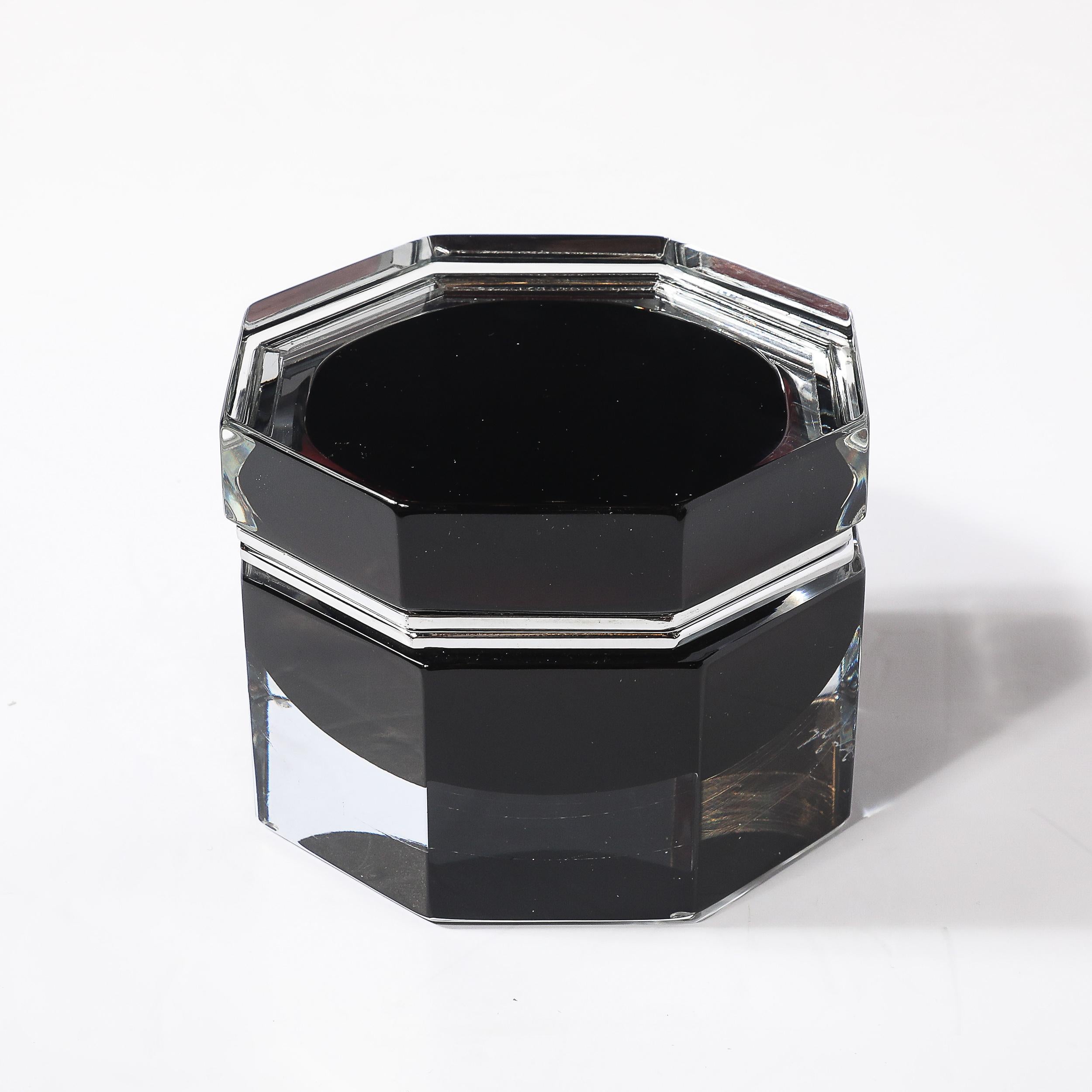 Cette boîte octogonale moderniste en verre de Murano soufflé à la main, de couleur grenat noirci, est un exemple époustouflant de l'art et de l'innovation italiens. Fabriquée à Murano, en Italie, au cours du 21e siècle, cette pièce allie