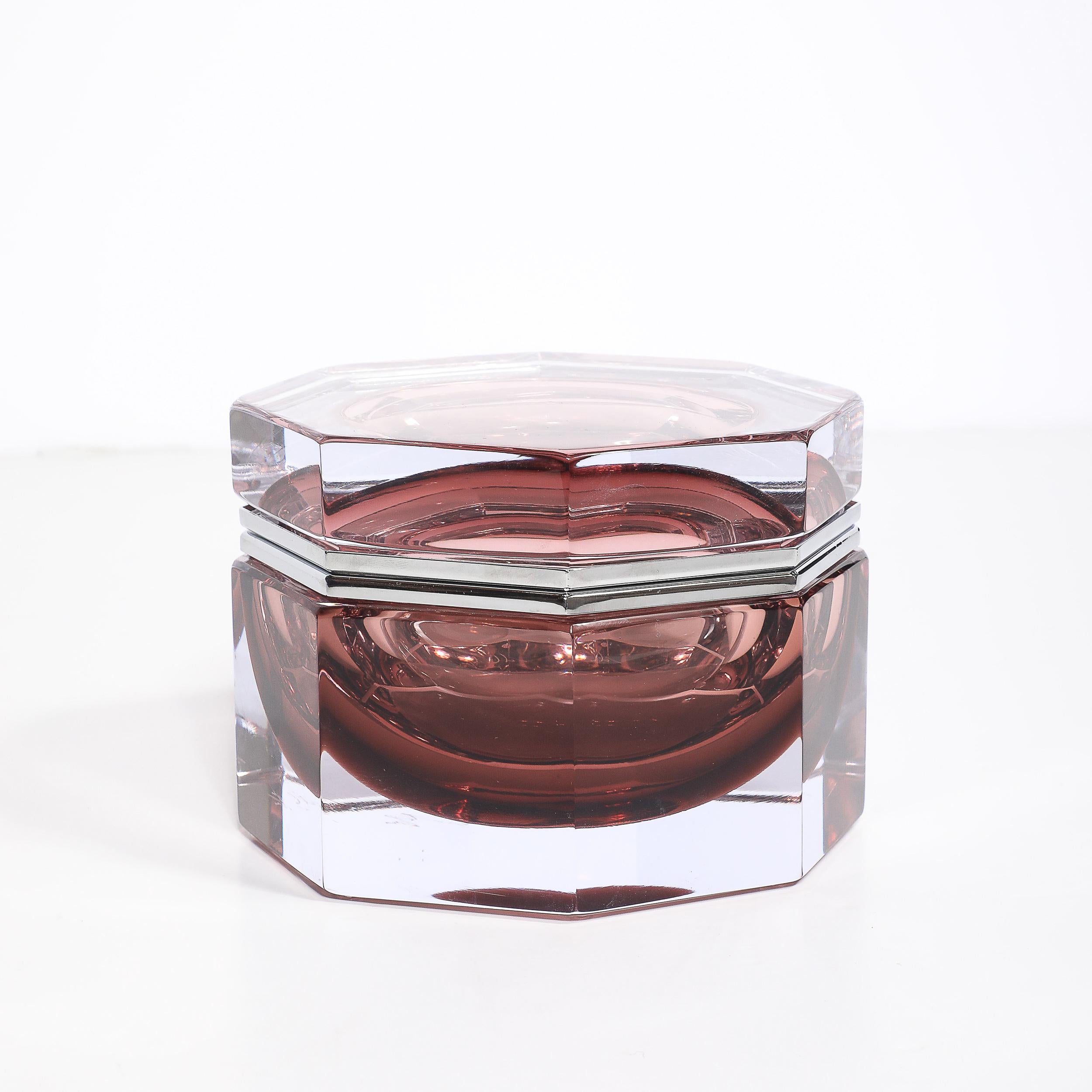 Cette boîte octogonale moderniste en verre de Murano soufflé à la main, de couleur rose fumé, rehaussée d'accessoires en nickel poli, est un exemple raffiné de l'artisanat italien et du design moderne. Fabriquée à la main à Murano, en Italie, par