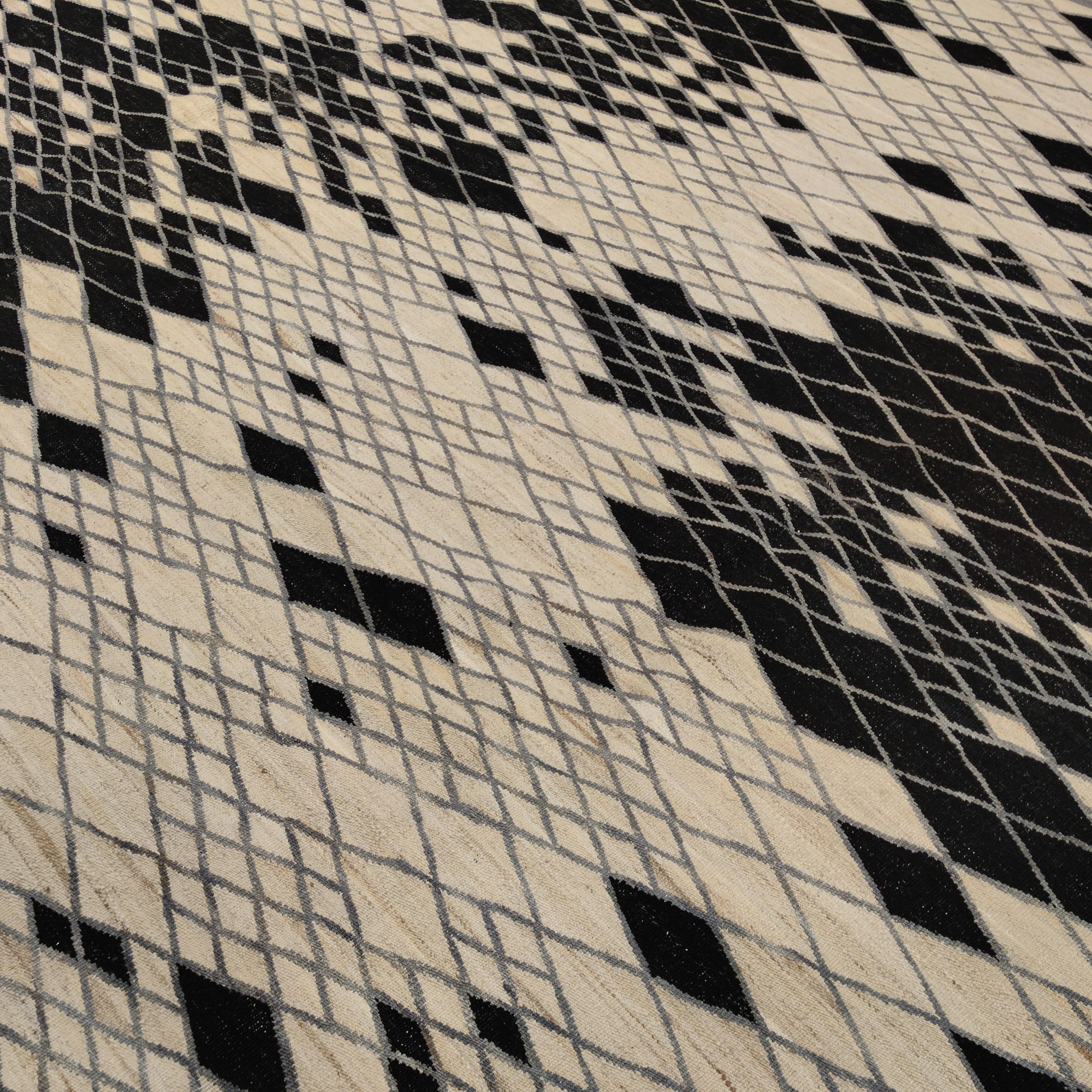 Achteckiger geometrischer Kelim-Teppich in Weiß, Grau und Schwarz im modernistischen Stil (Afghanisch) im Angebot