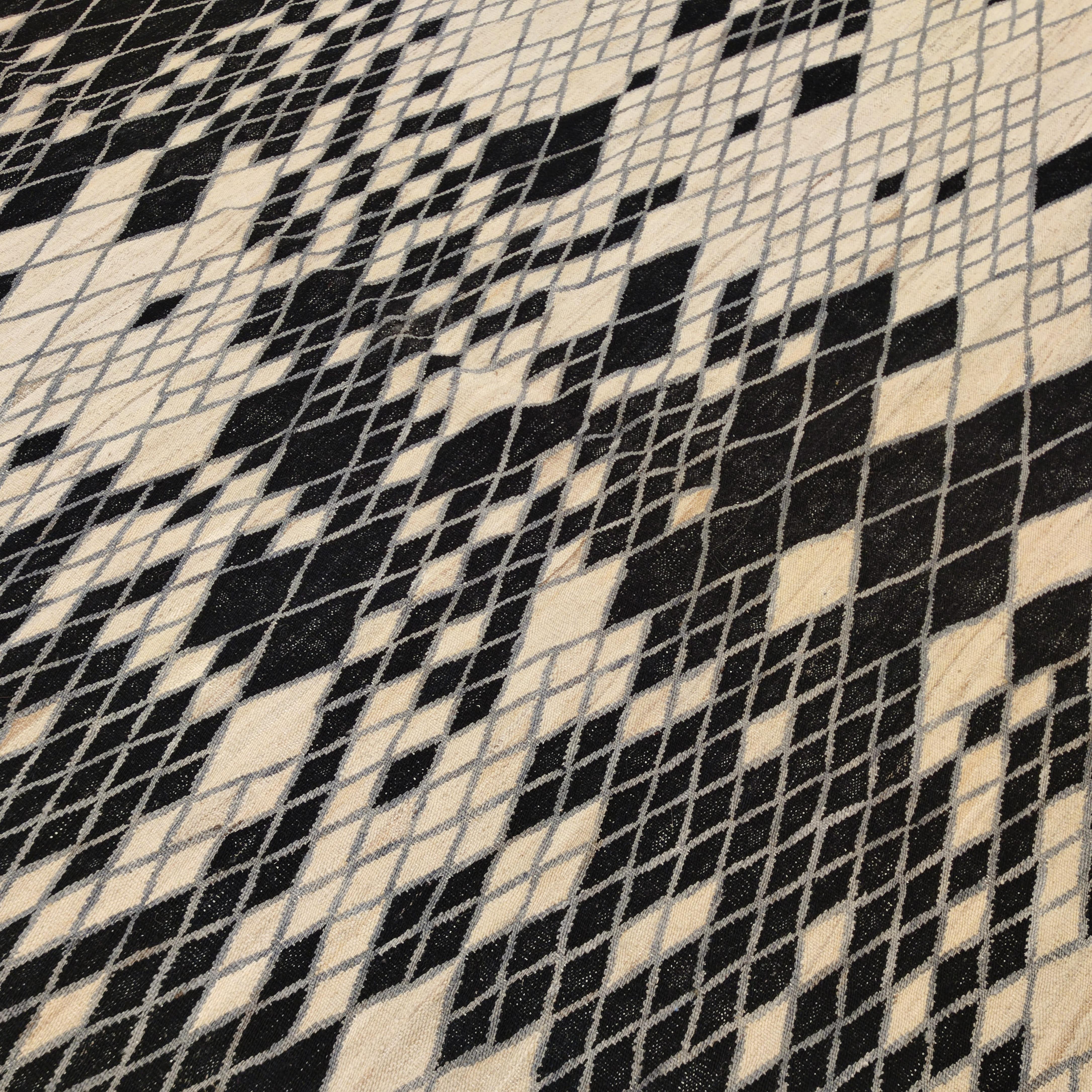 Achteckiger geometrischer Kelim-Teppich in Weiß, Grau und Schwarz im modernistischen Stil (Handgewebt) im Angebot