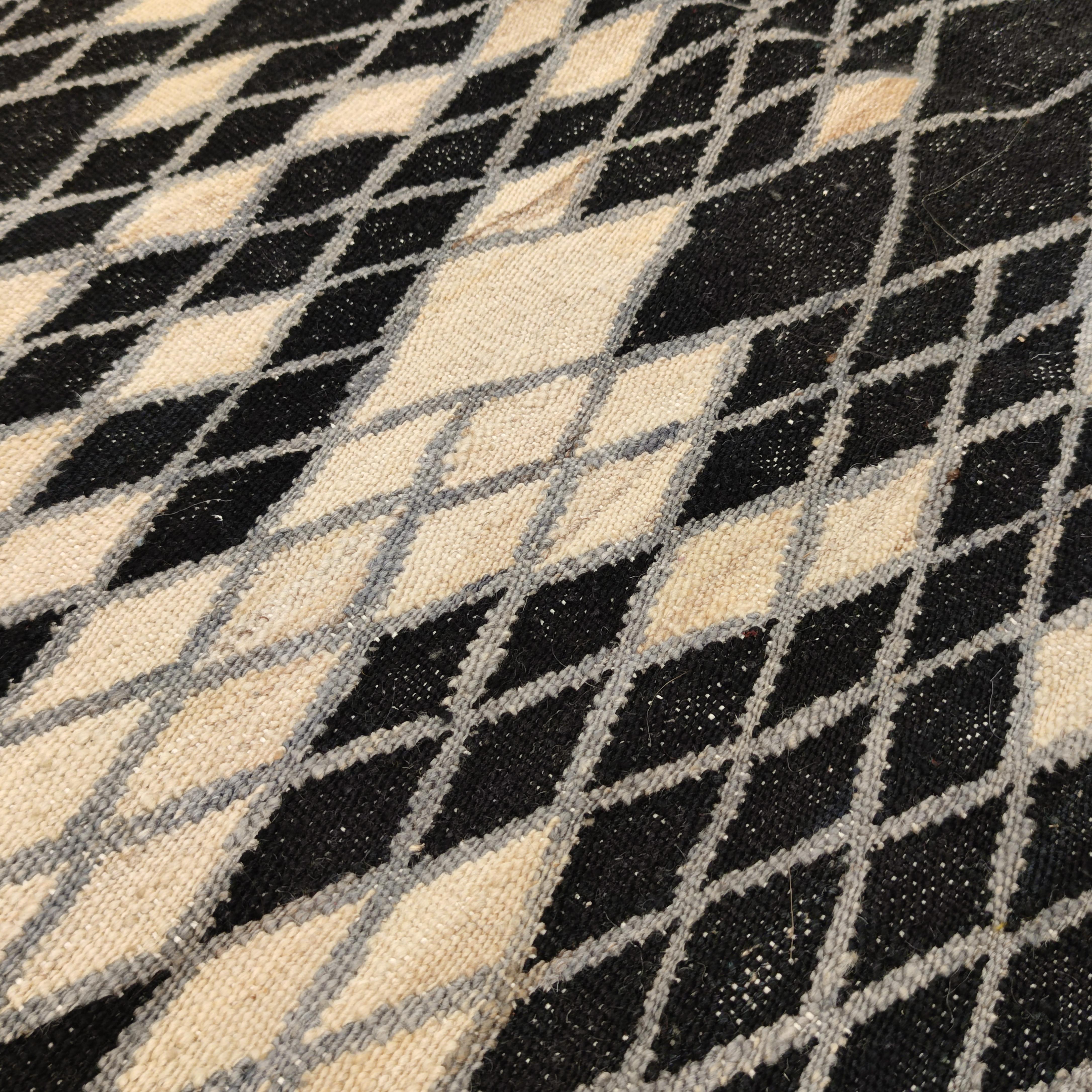 Modernist Octagonal Shaped Geometric Kilim Rug in White, Grey and Black In New Condition For Sale In Milan, IT