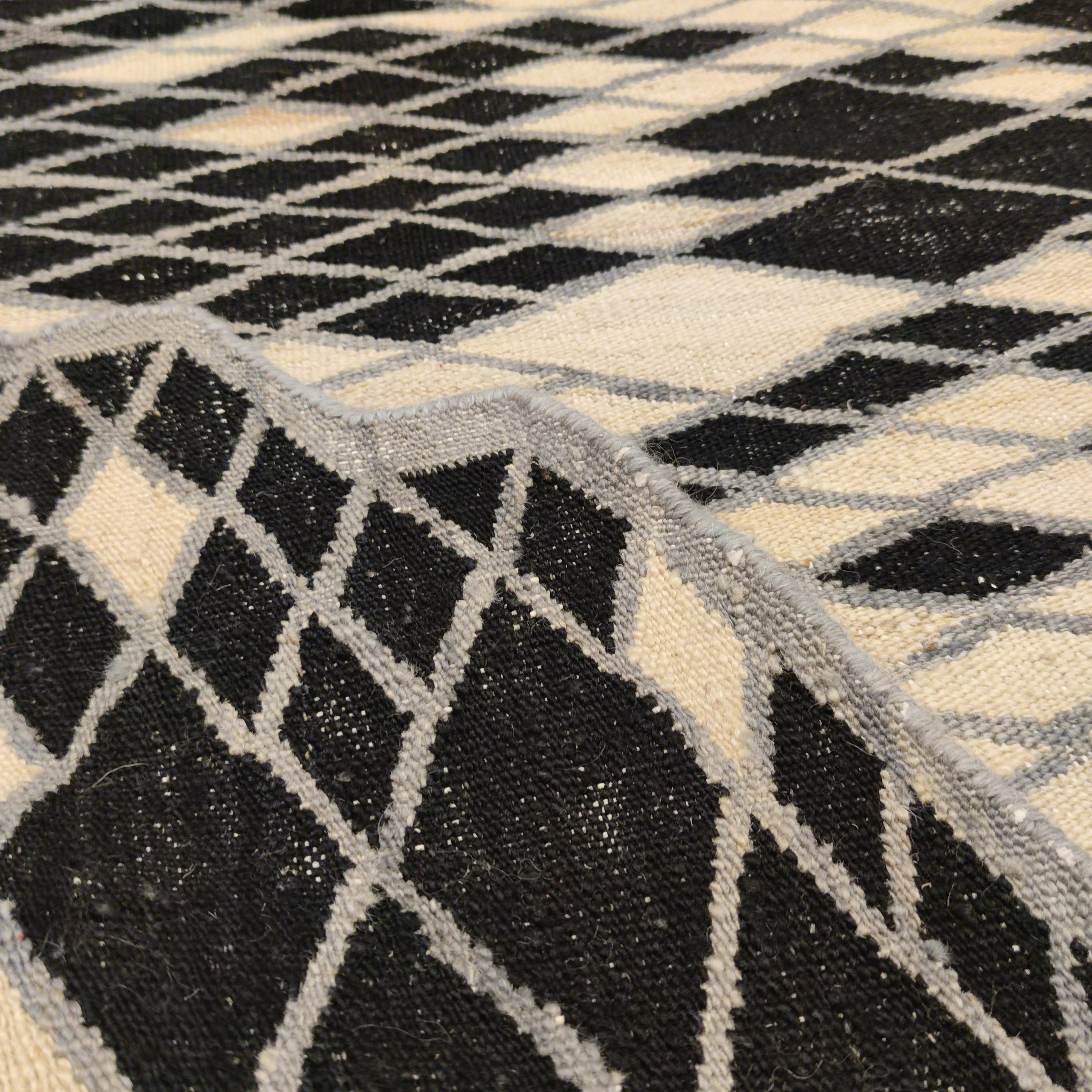 Contemporary Modernist Octagonal Shaped Geometric Kilim Rug in White, Grey and Black For Sale