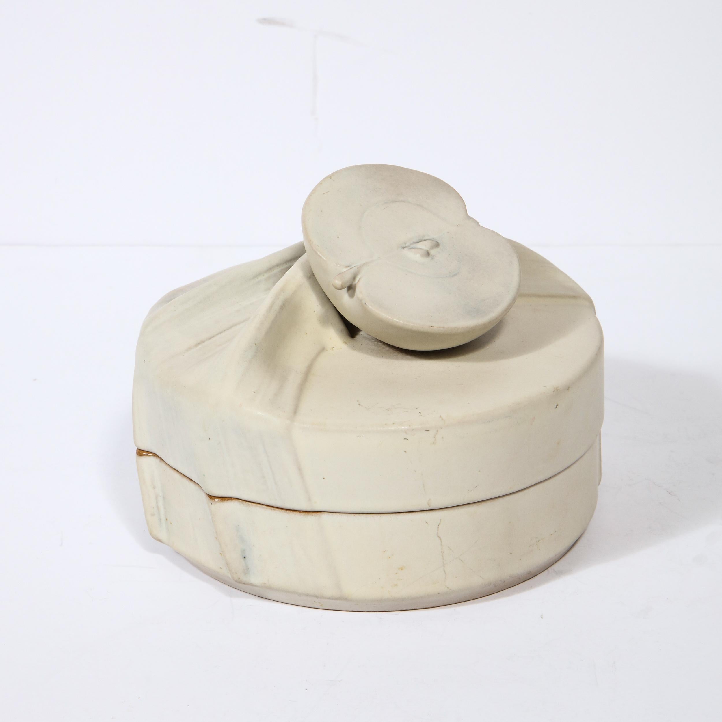 Modernistische, cremeweiße Keramikschachtel mit Deckel und stilisiertem Apfelmotiv von Rosenthal (Deutsch) im Angebot