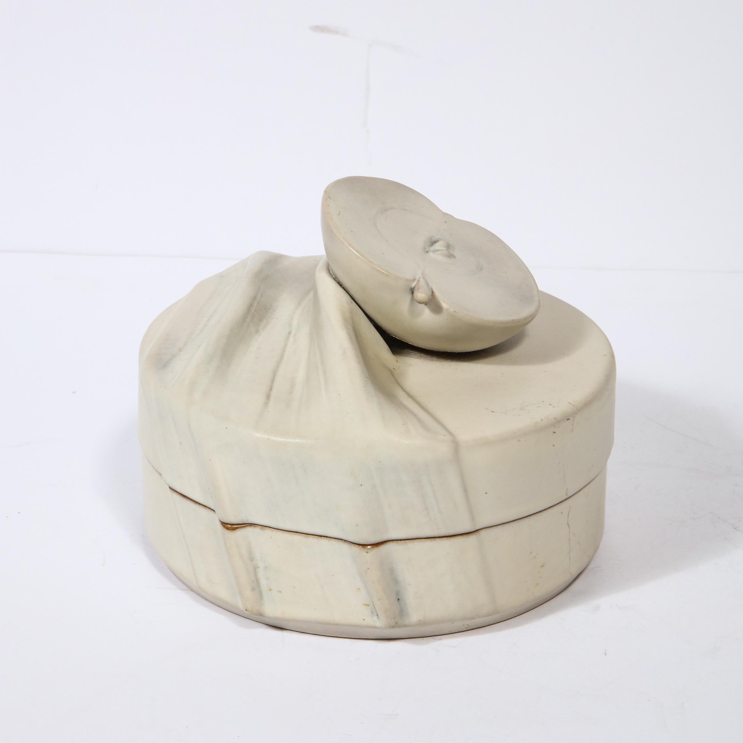 Boîte à couvercle en céramique blanc cassé moderniste avec motif de pomme stylisée de Rosenthal Excellent état - En vente à New York, NY