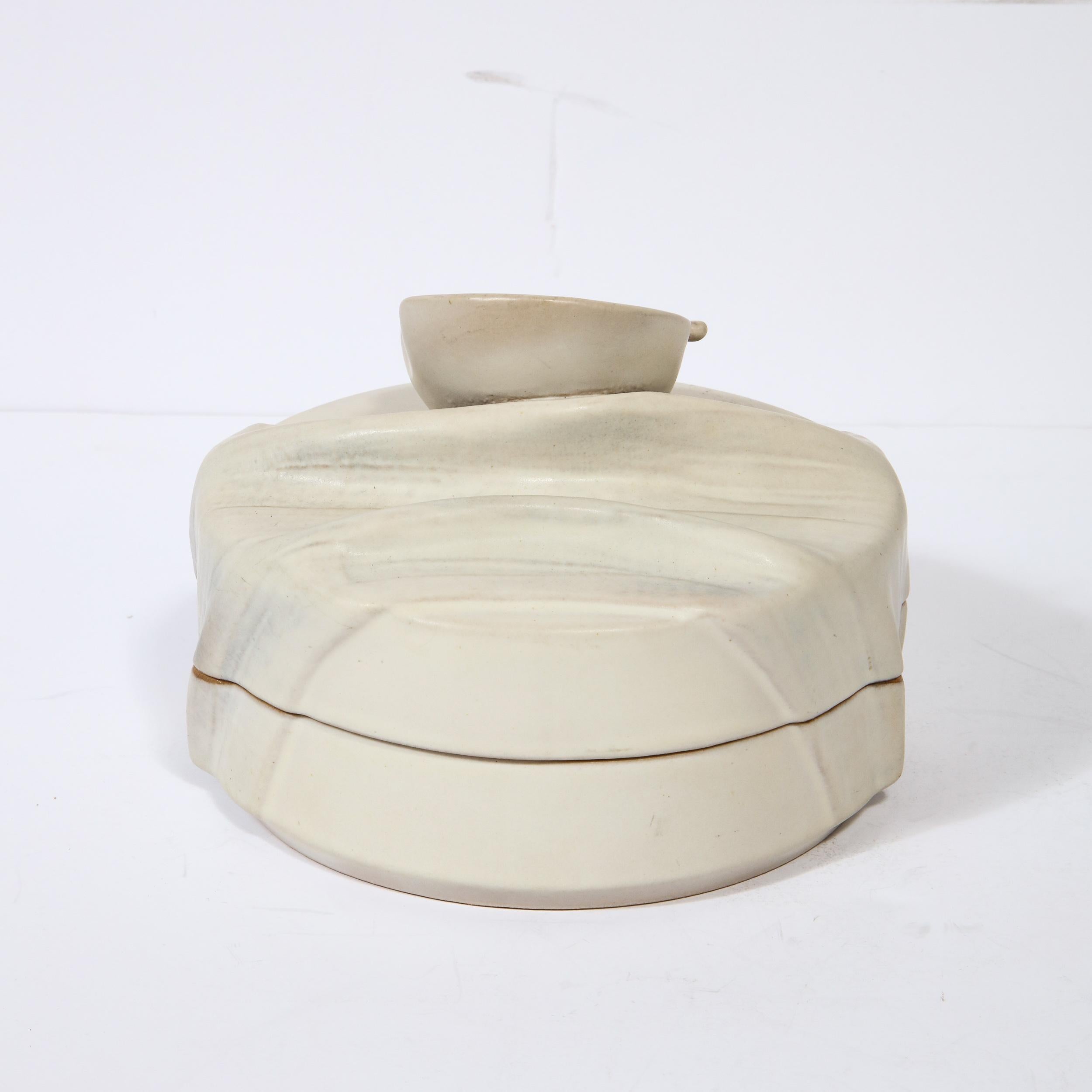 Modernistische, cremeweiße Keramikschachtel mit Deckel und stilisiertem Apfelmotiv von Rosenthal (20. Jahrhundert) im Angebot