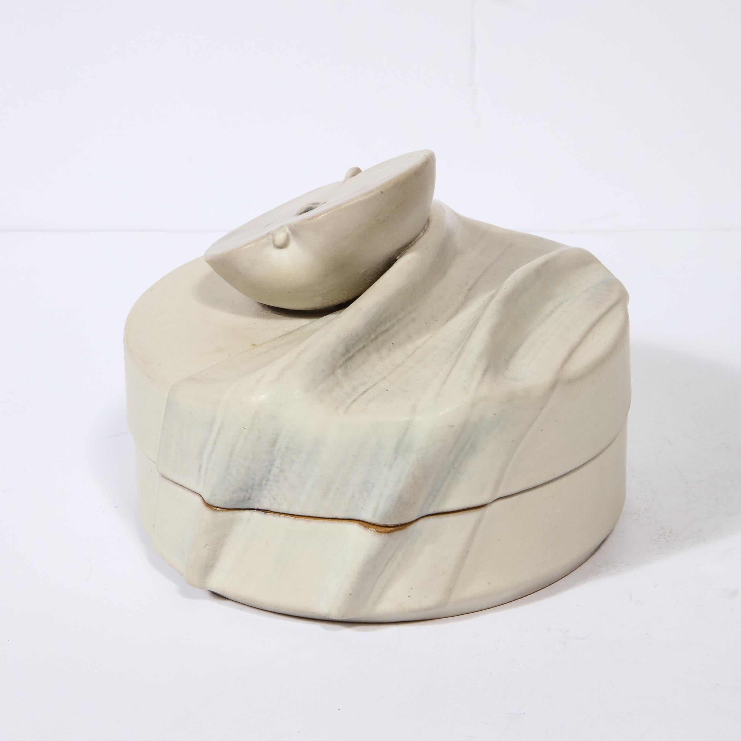 Modernistische, cremeweiße Keramikschachtel mit Deckel und stilisiertem Apfelmotiv von Rosenthal im Angebot 1