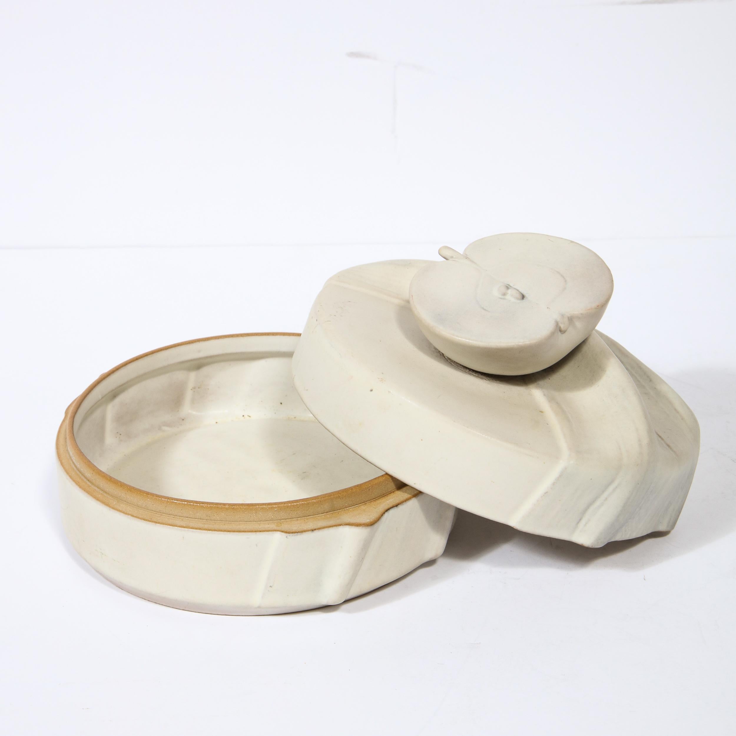 Boîte à couvercle en céramique blanc cassé moderniste avec motif de pomme stylisée de Rosenthal en vente 1