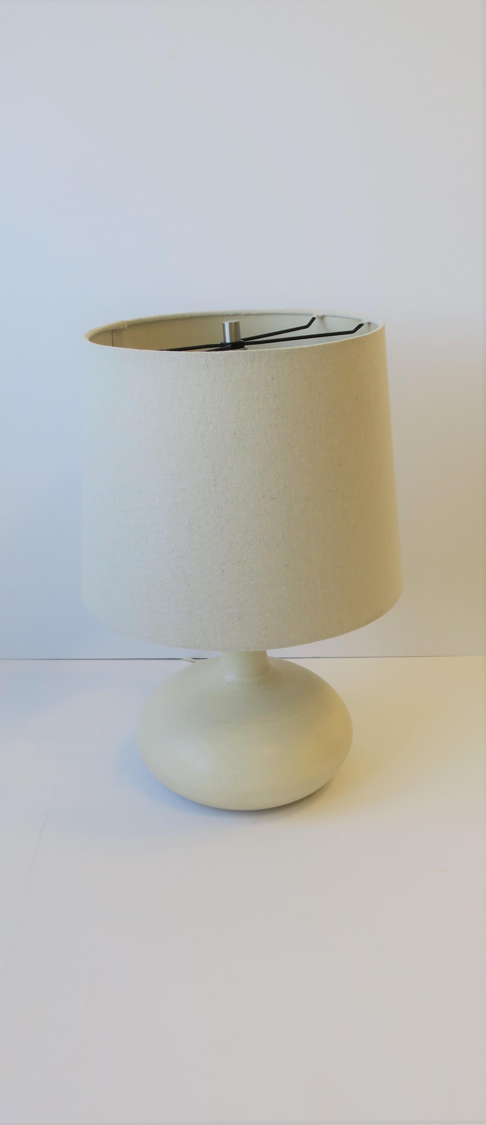 Midcentury Modern White Pottery Desk or Table Lamp, Small In Good Condition In New York, NY