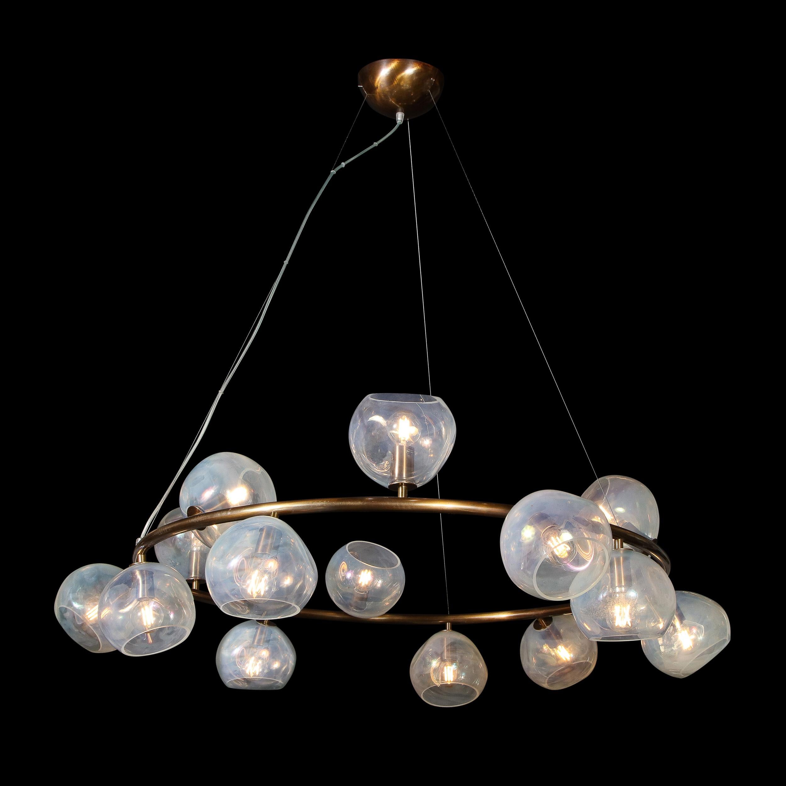 Lustre moderniste en bronze huilé avec abat-jours de Murano soufflés à la main en vente 1