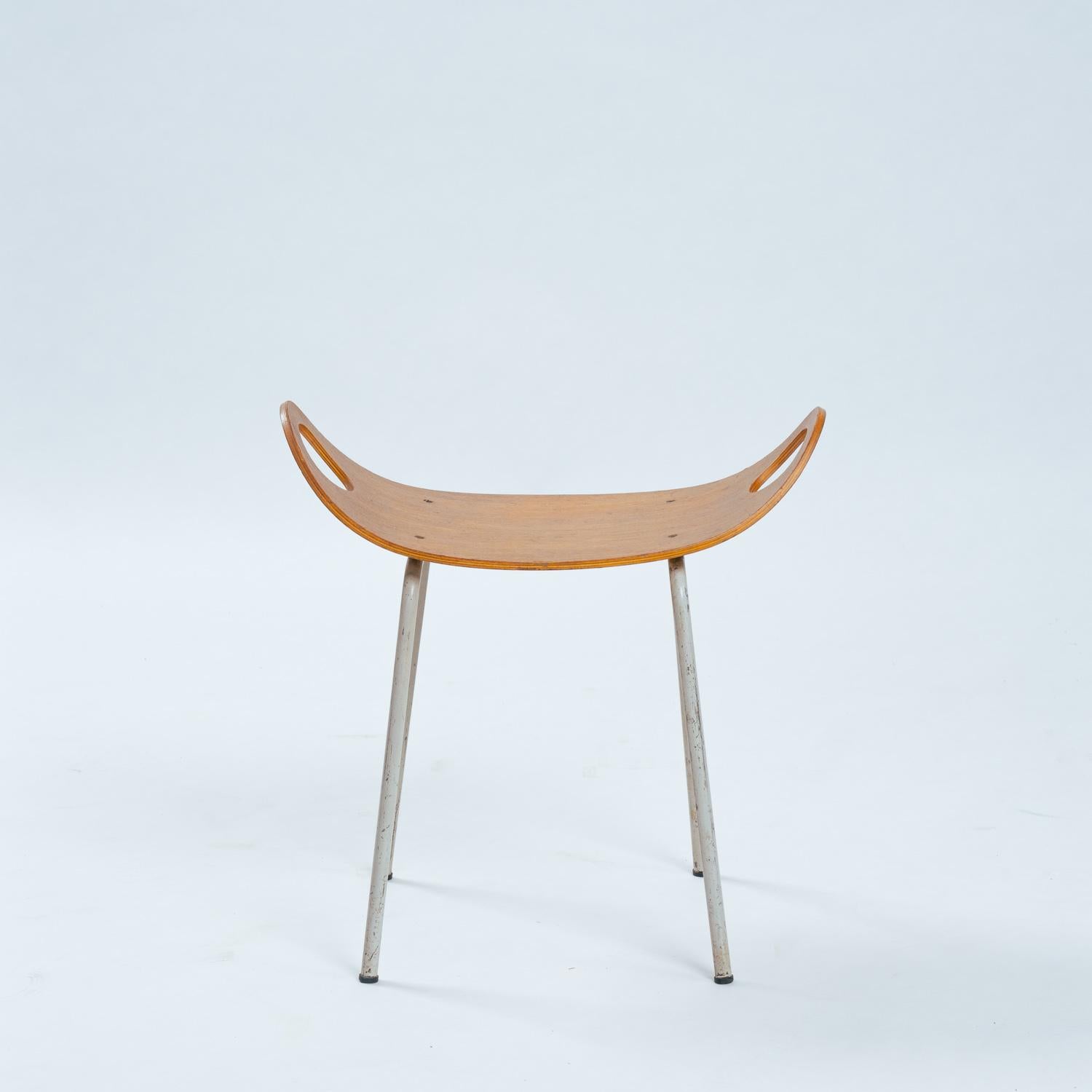 modernist Olof Kettunen Chair and Stool for Merivaara in plywood, Finland 1950s In Good Condition For Sale In Zevenaar, NL